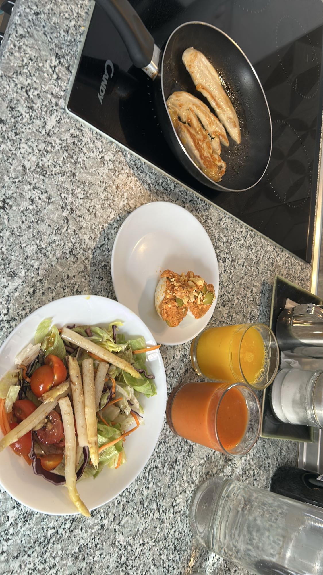 ensalada con pollo y jugos