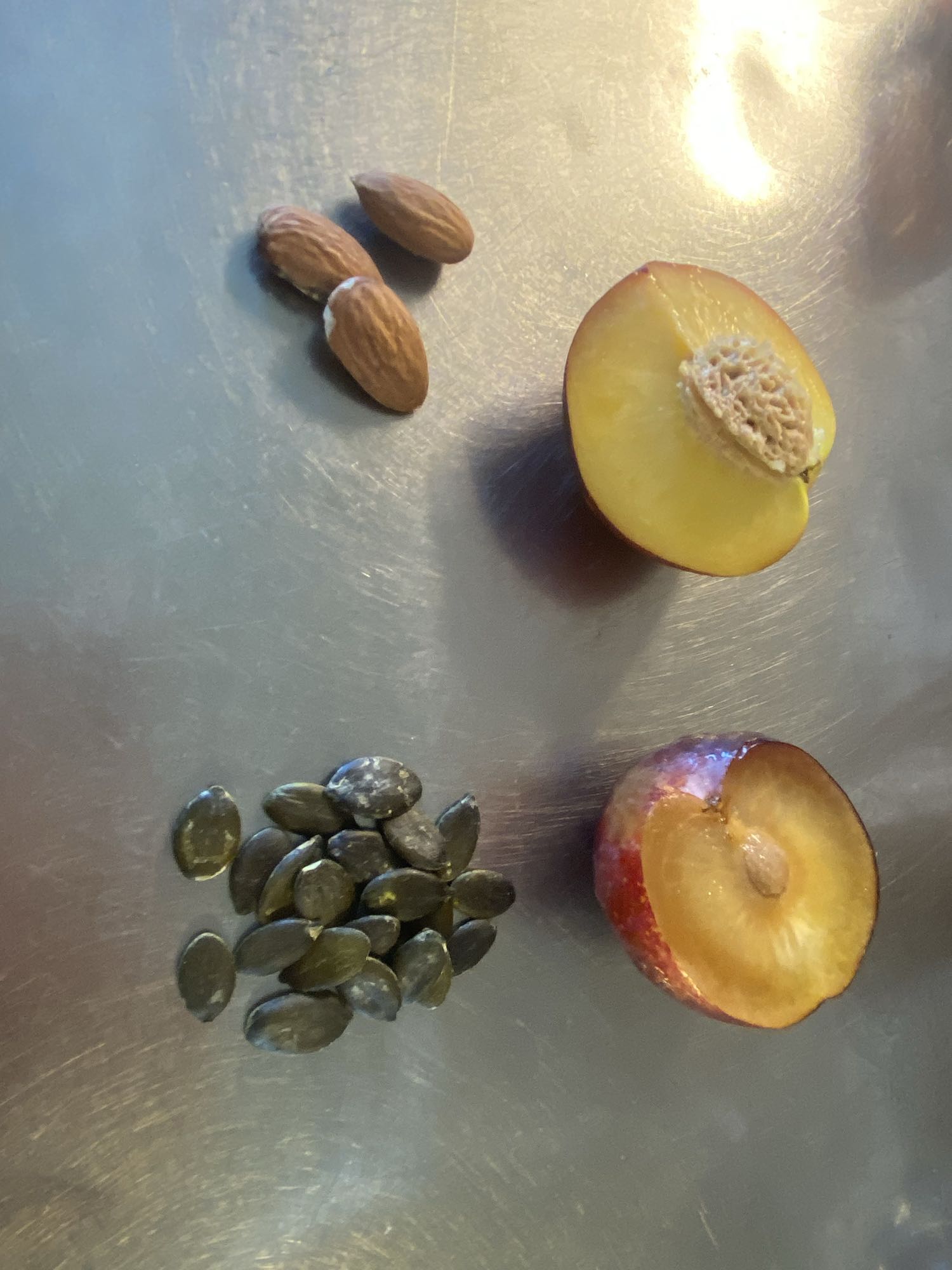 خوخ مع لوز وبذور قرع