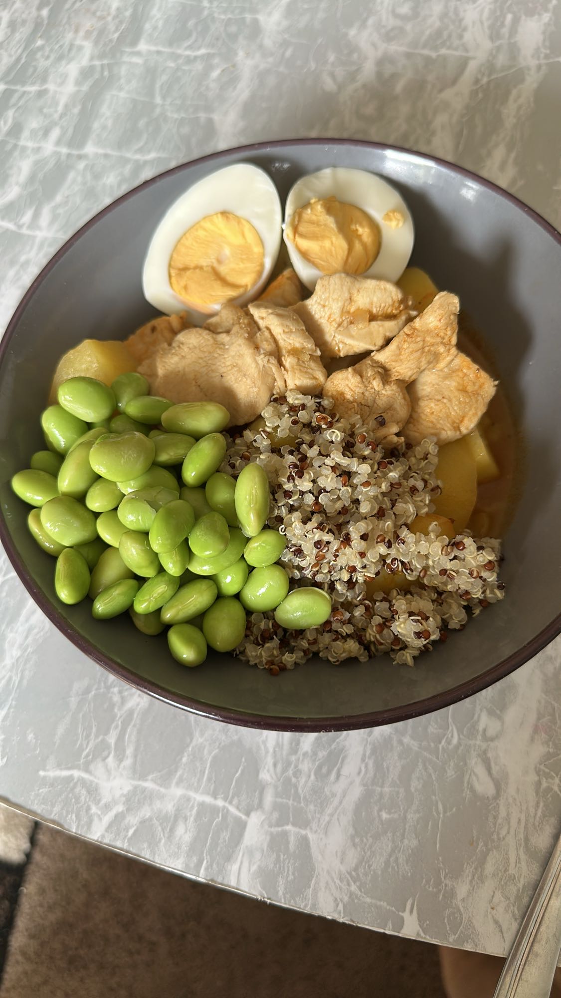 Kip quinoa bowl