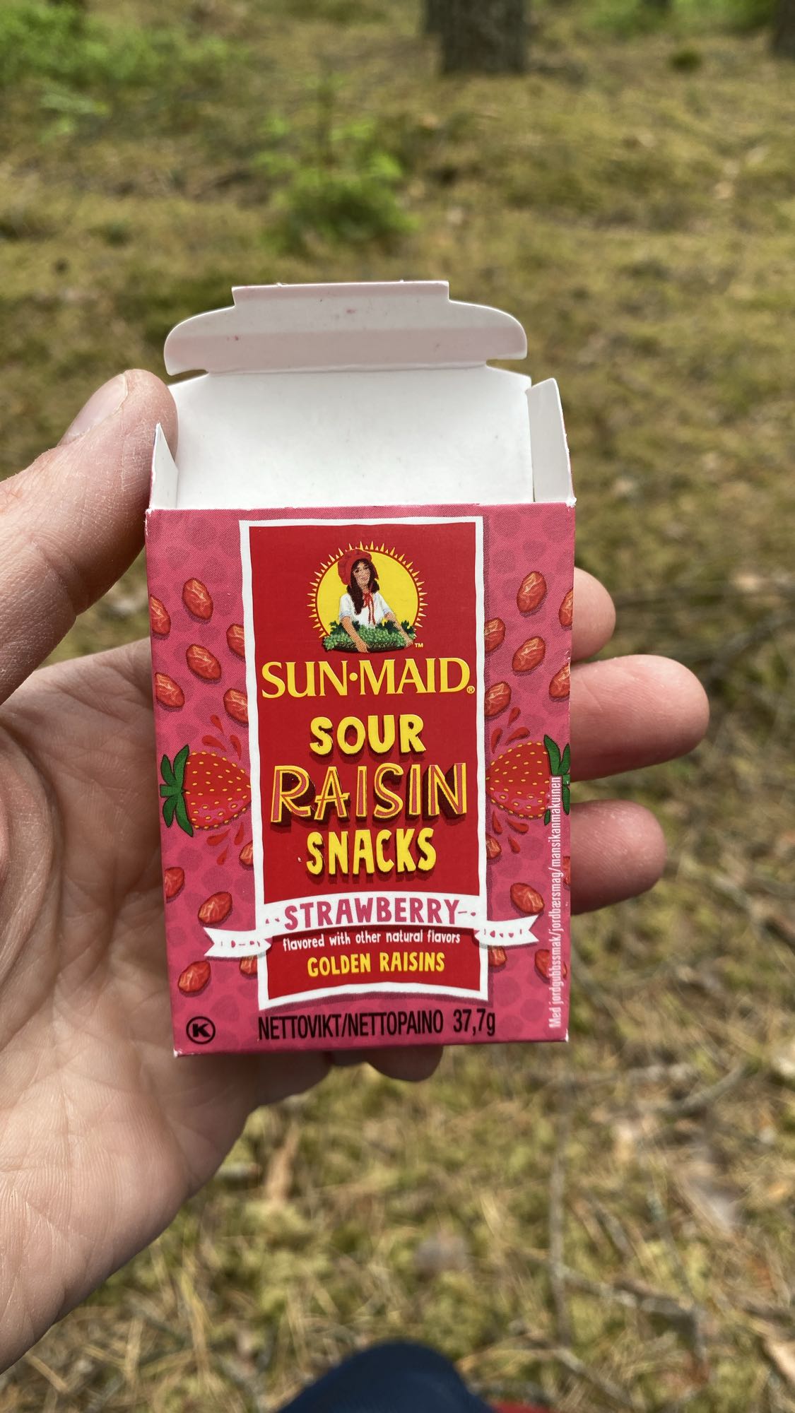 Surt rosinsnacks jordbær