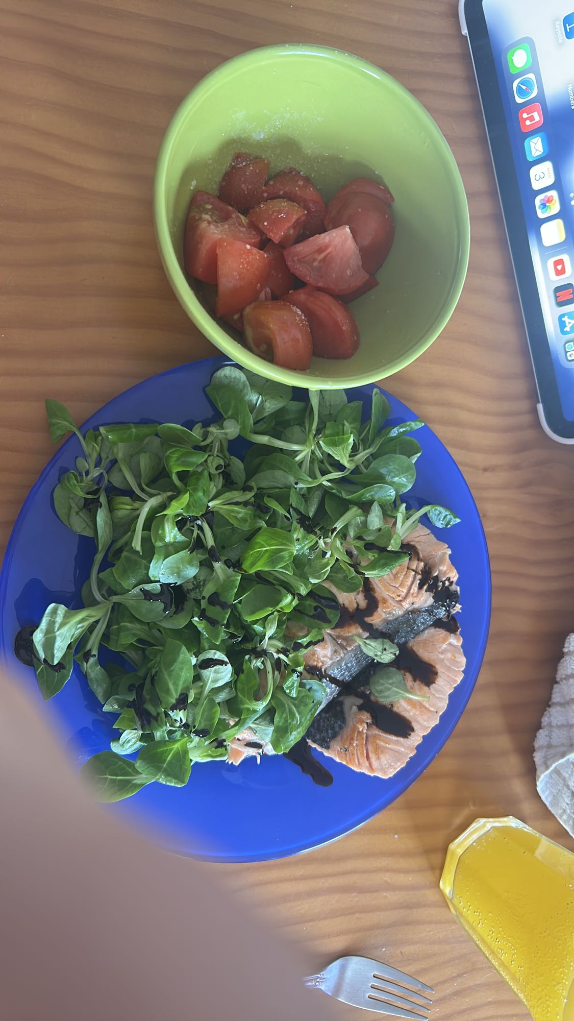 Ensalada de salmón y tomate