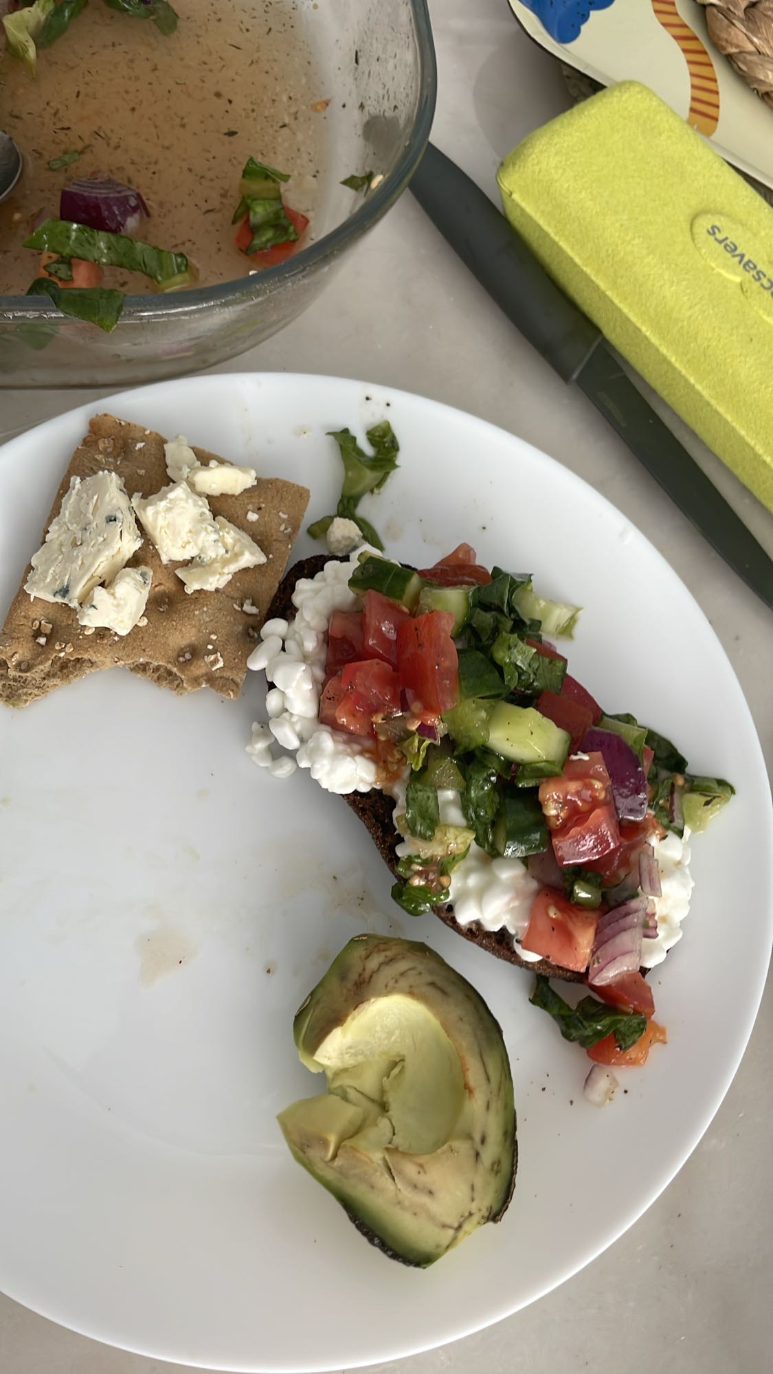 Grönsaksbröd med ost & avokado