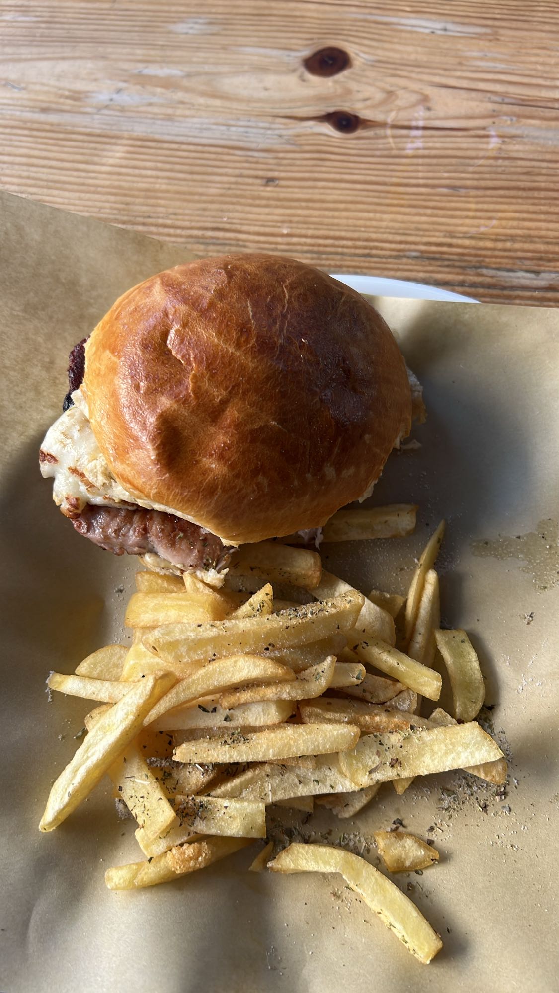 Burger cu cartofi prăjiți