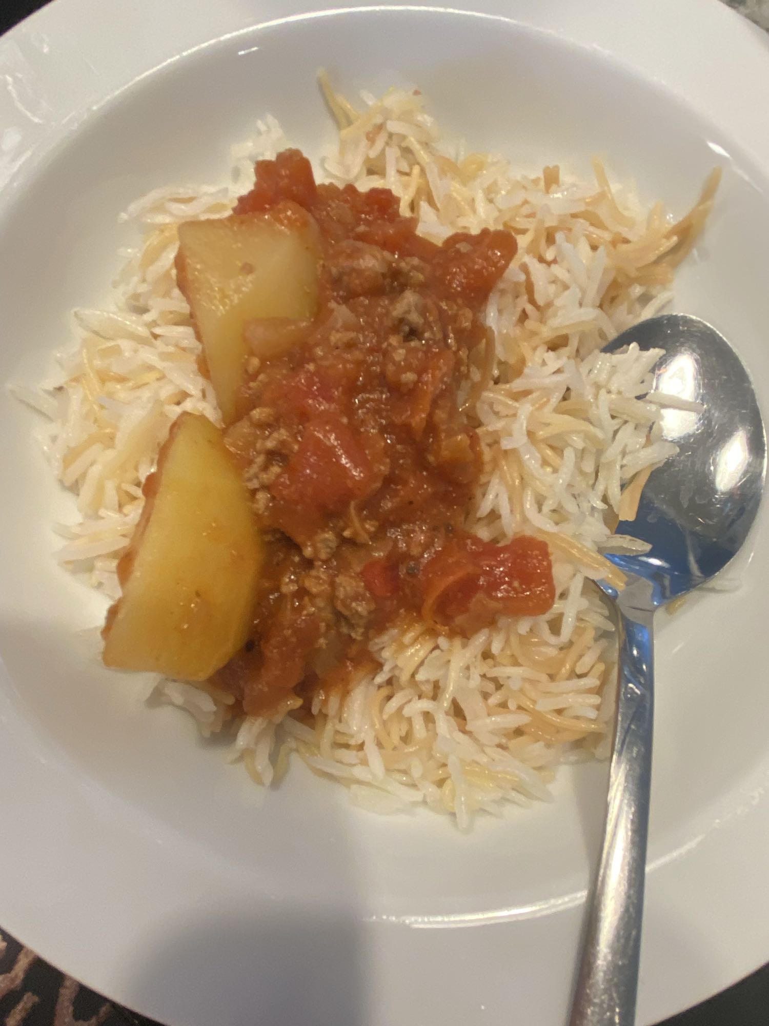 أرز مع بطاطس ولحم وصلصة