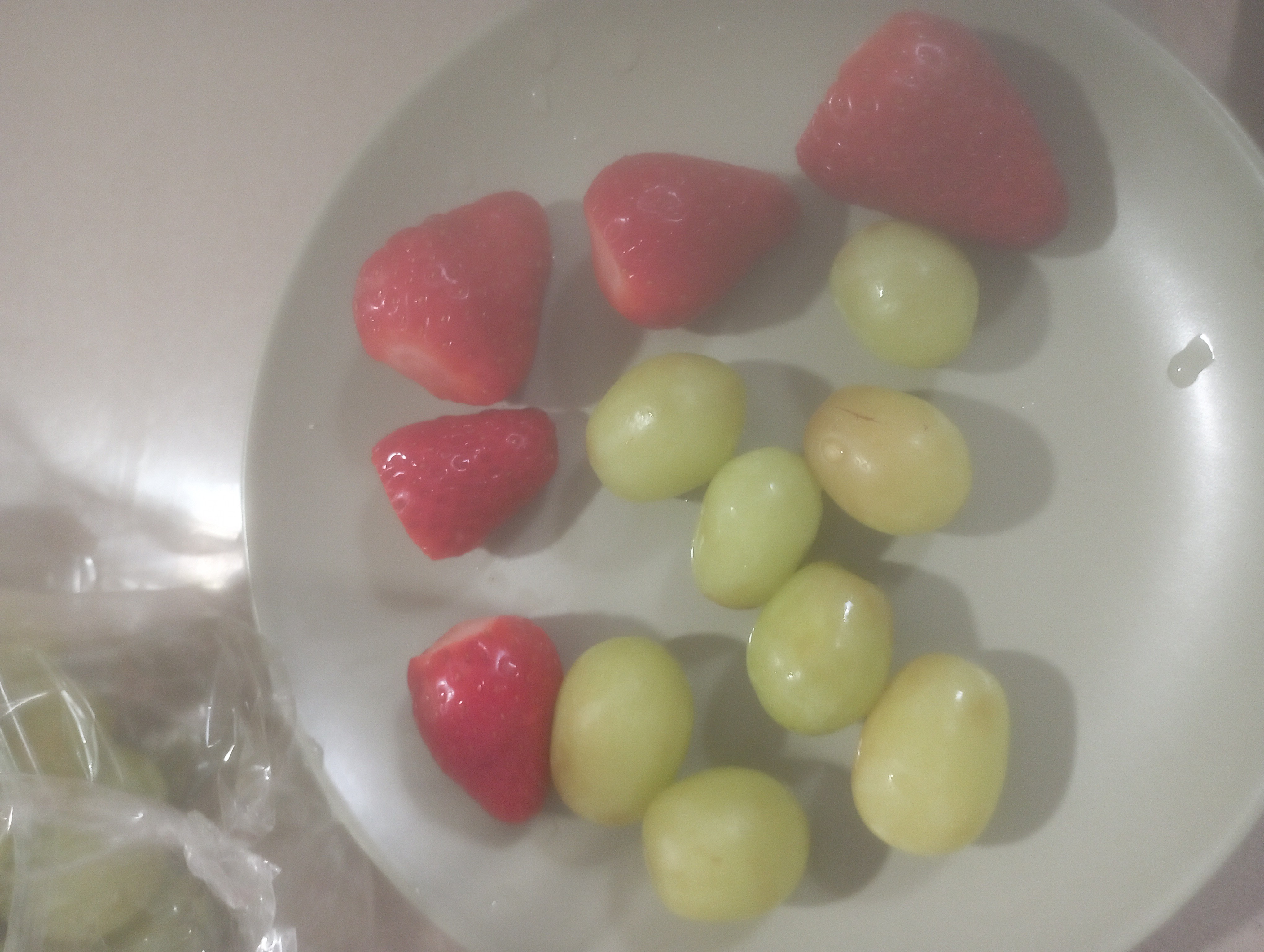 Fresas y uvas frescas