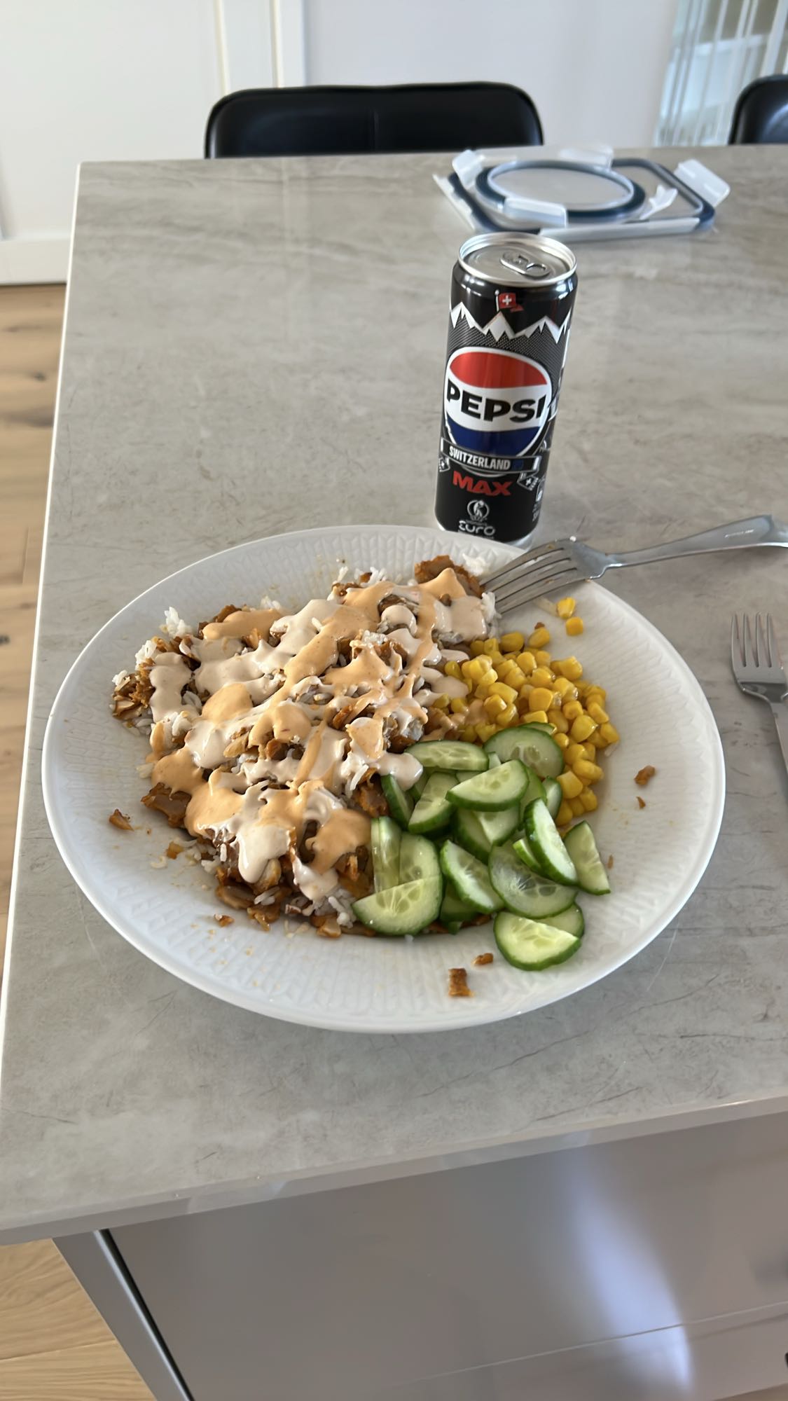Risrätt med kycklingkebab och kebabsås