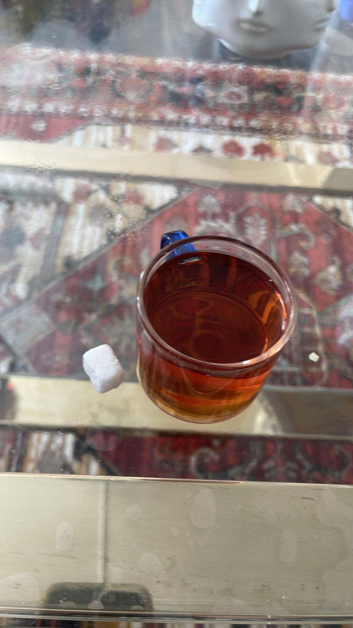 Svart te med sukkerbit