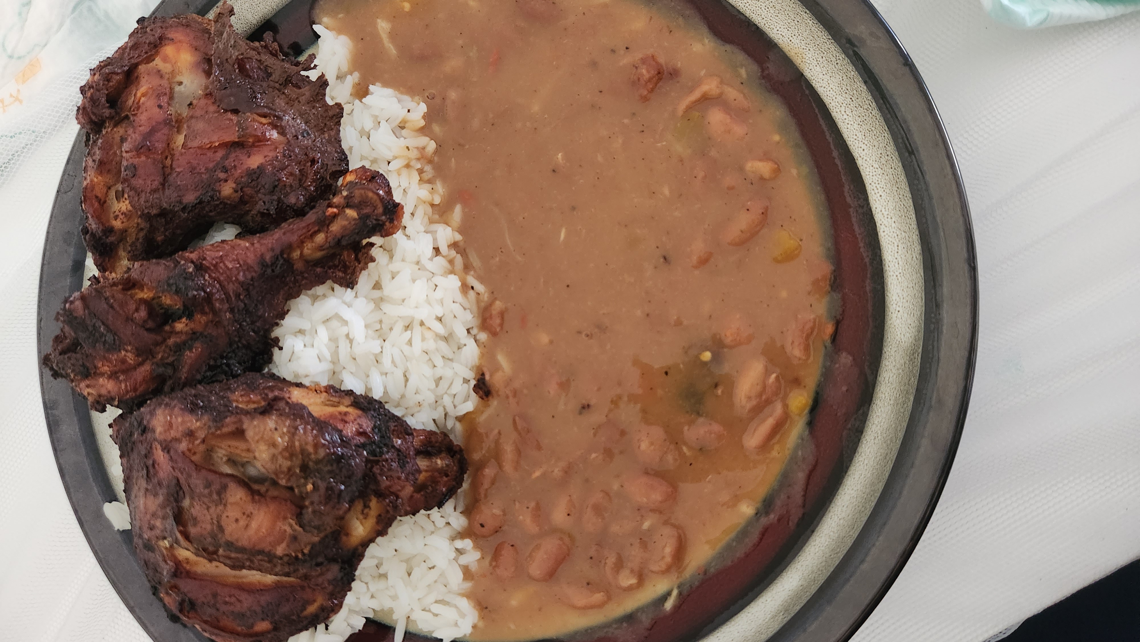 Pollo con arroz y frijoles