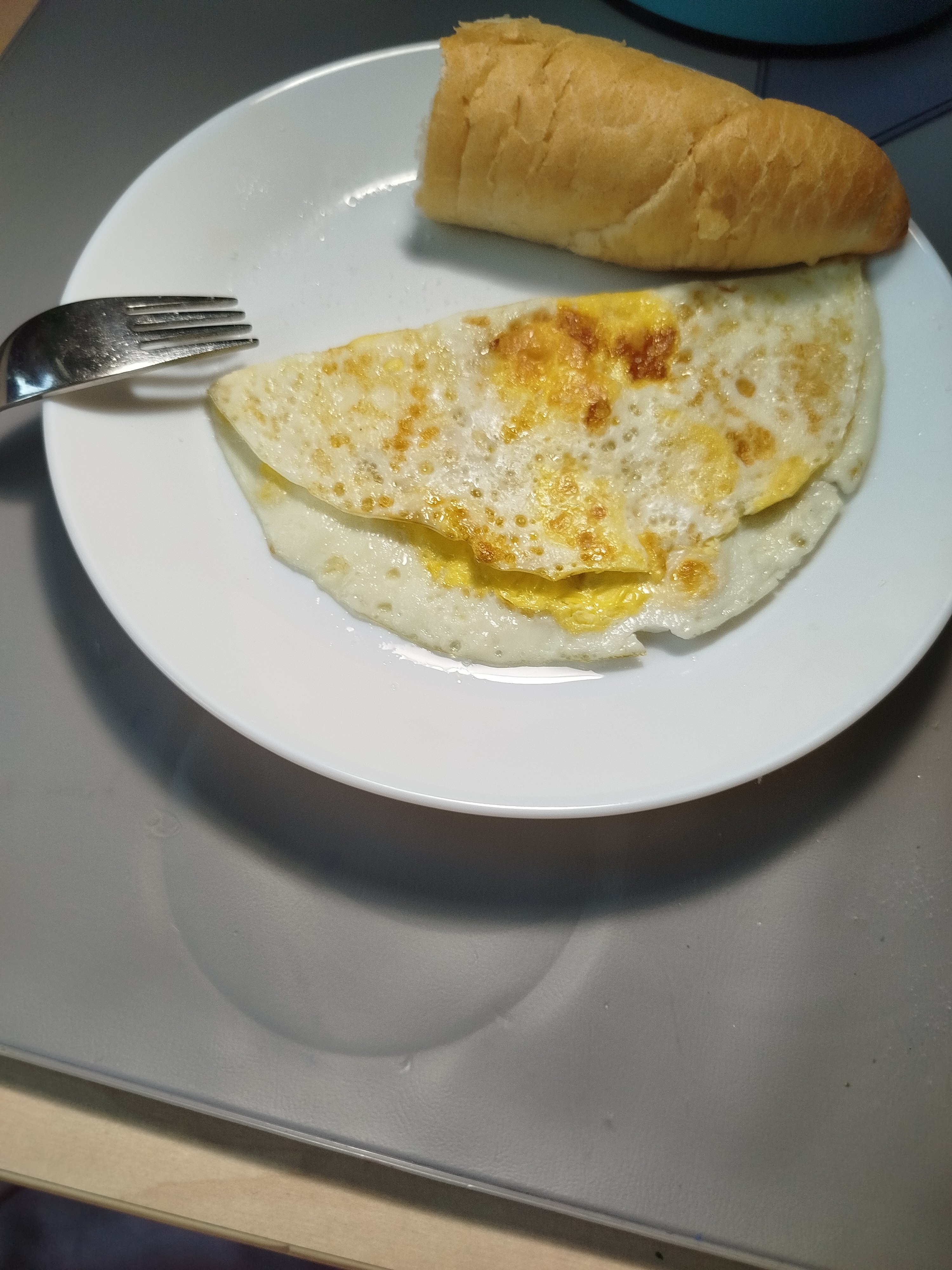 Egg omelette with bread