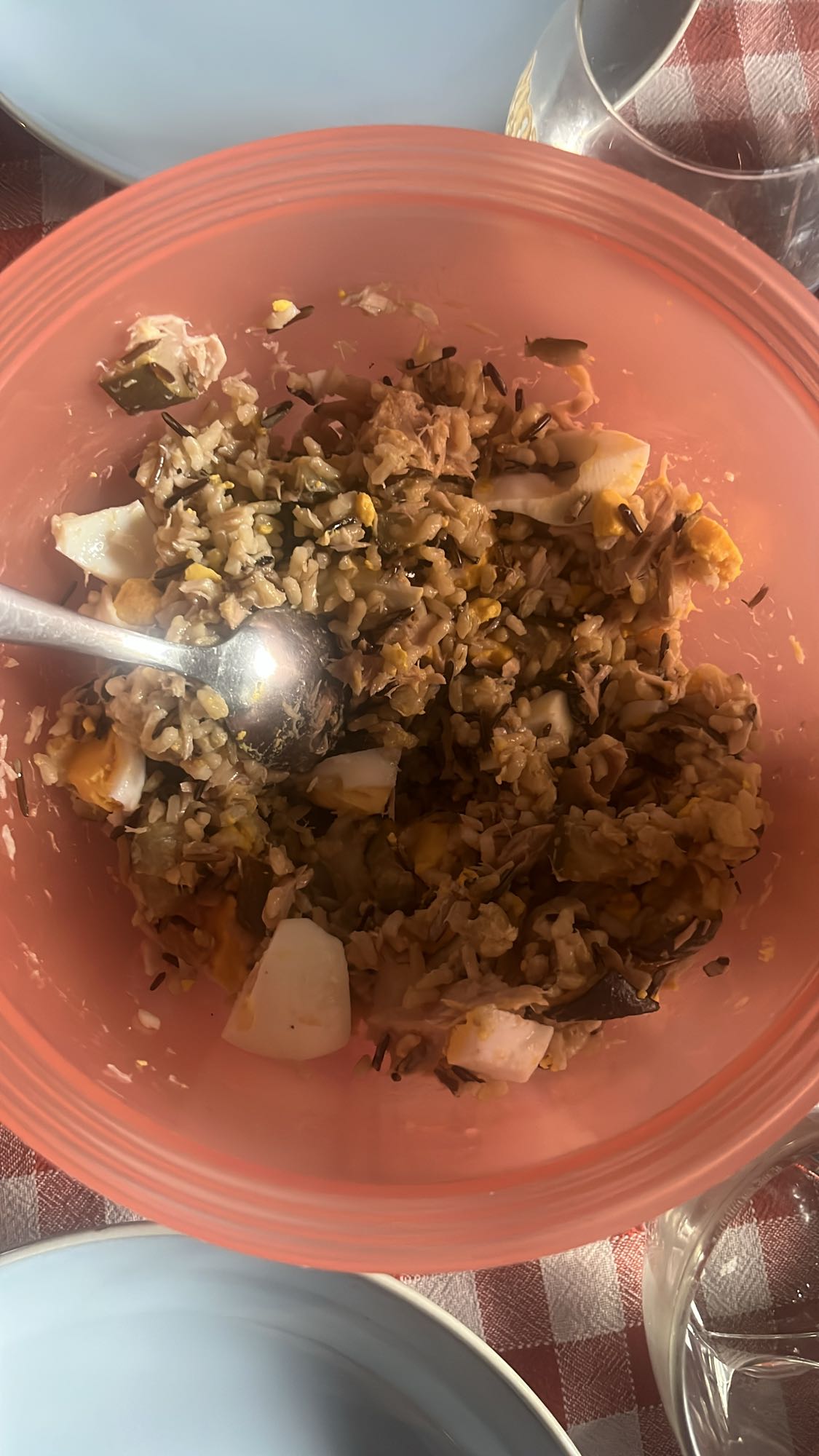 Arroz con huevo y atún