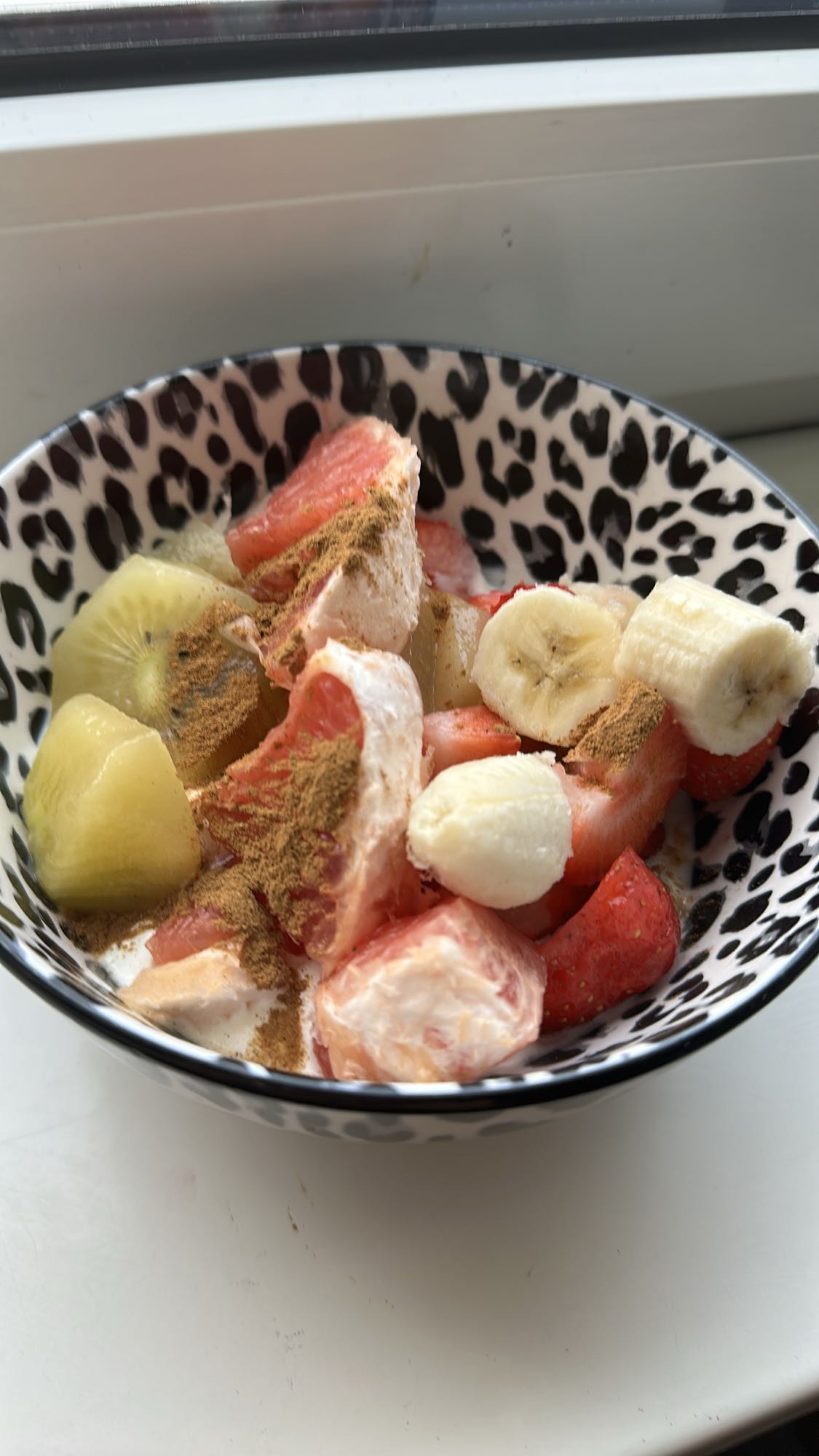 Meyveli yoğurt kasesi