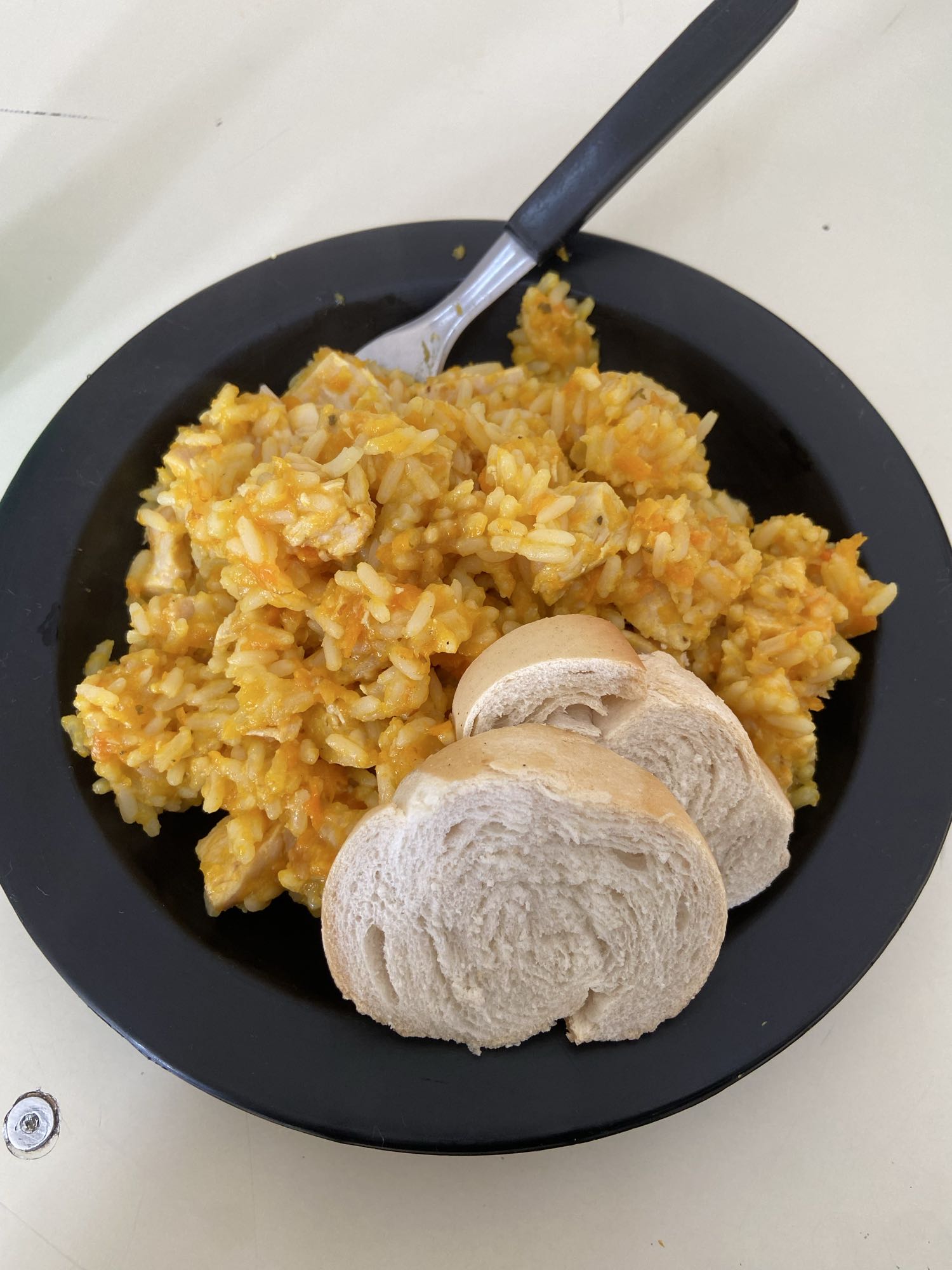 Arroz con pollo y pan