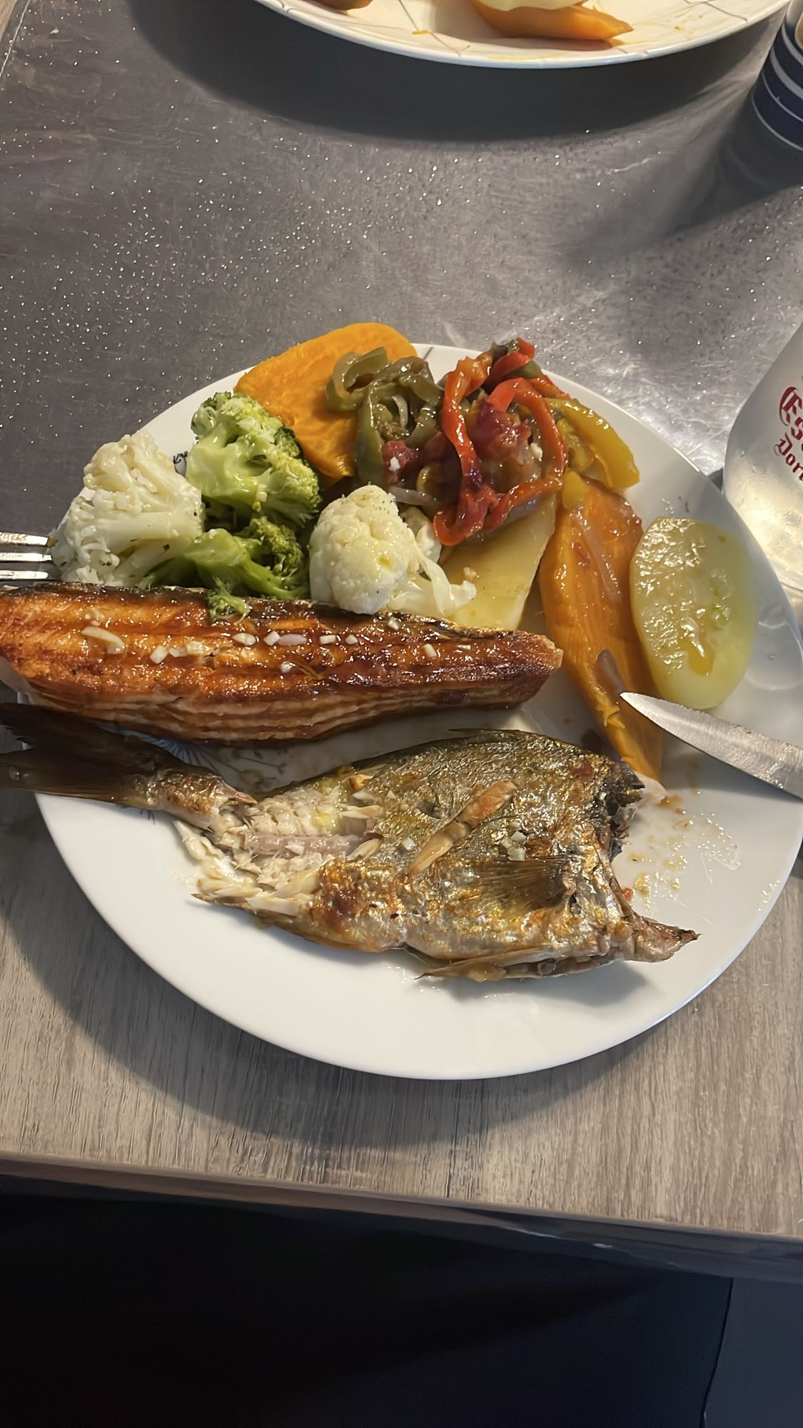 Assiette de poisson et légumes