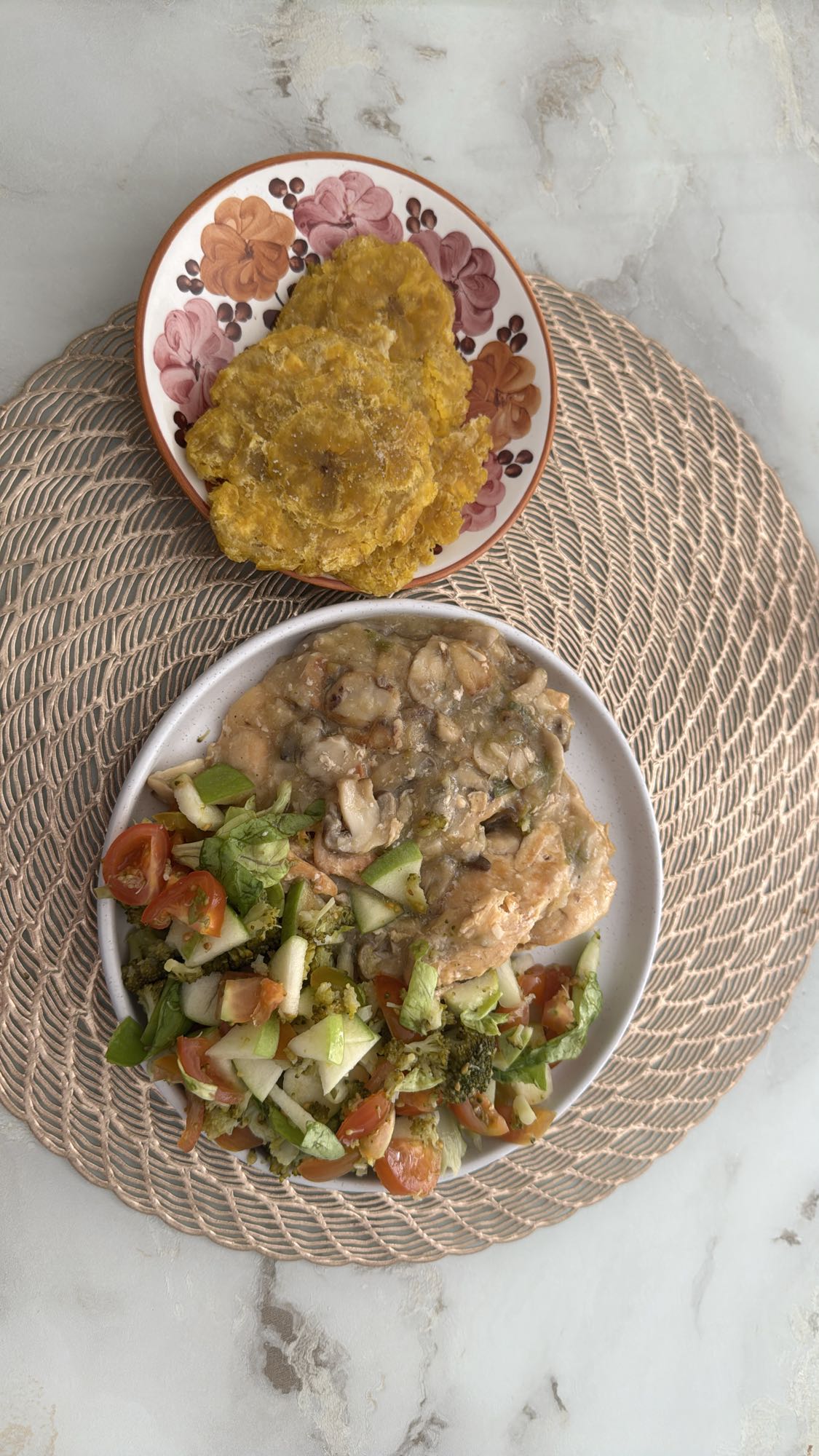 Pollo con tostones y ensalada