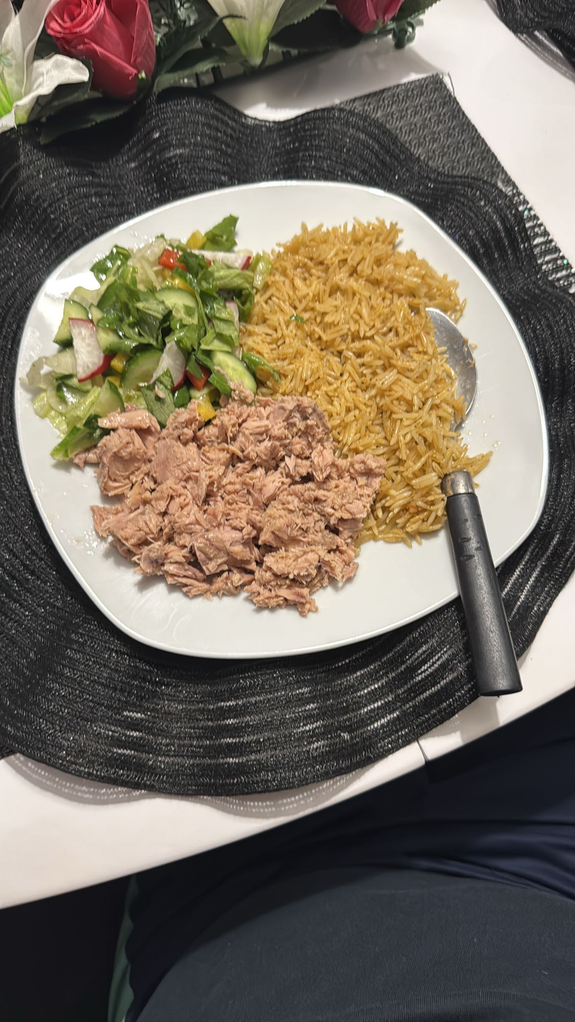 Thunfisch mit Reis und Salat