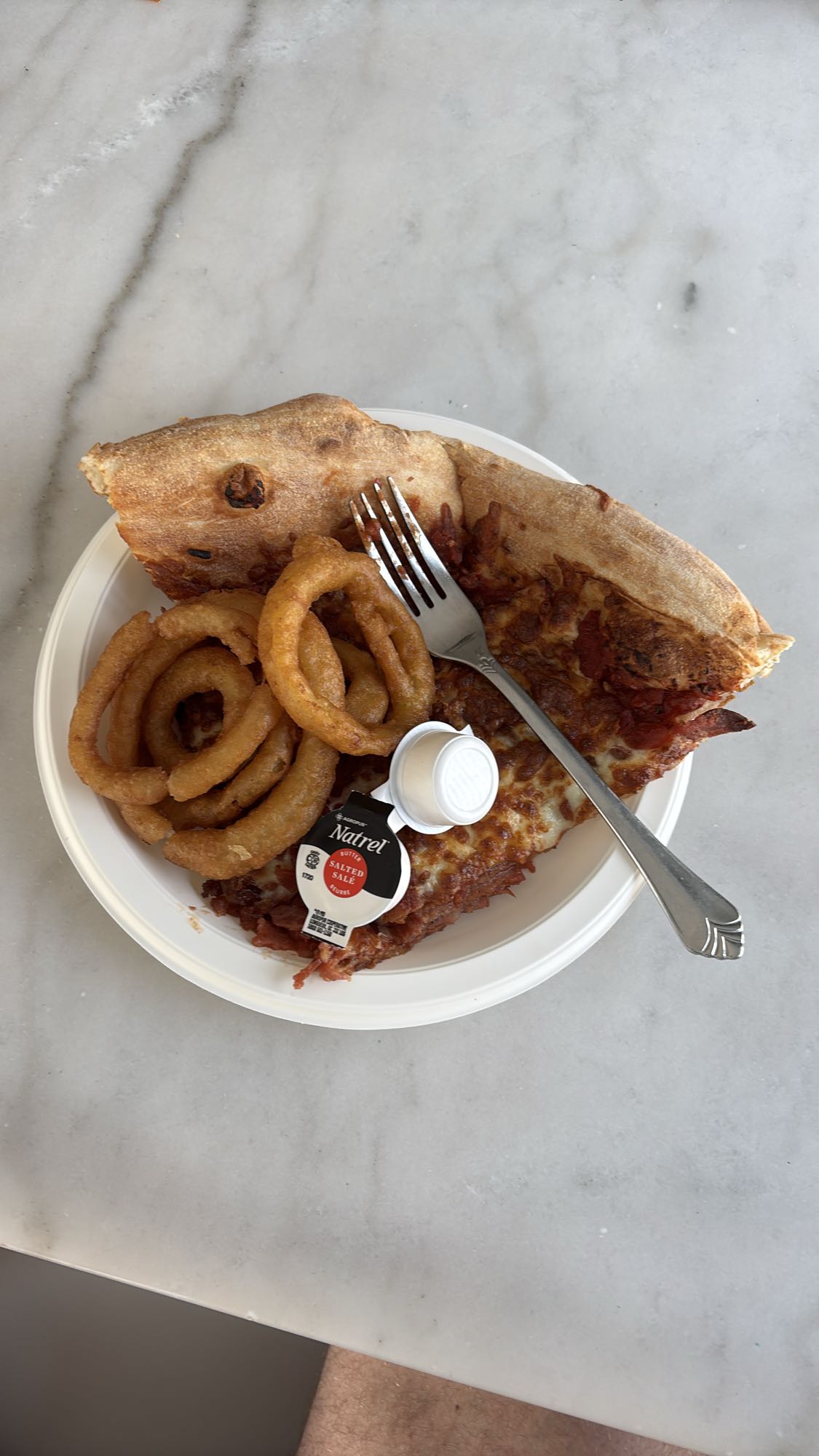 Pizza et rondelles d'oignon