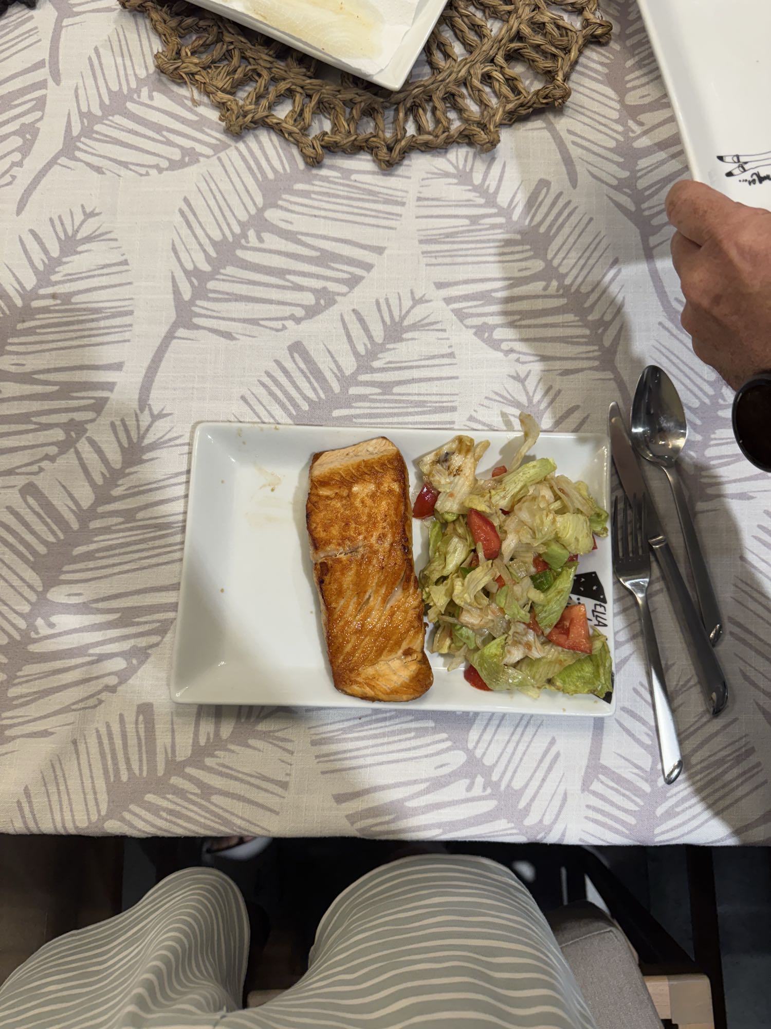Salmón con ensalada