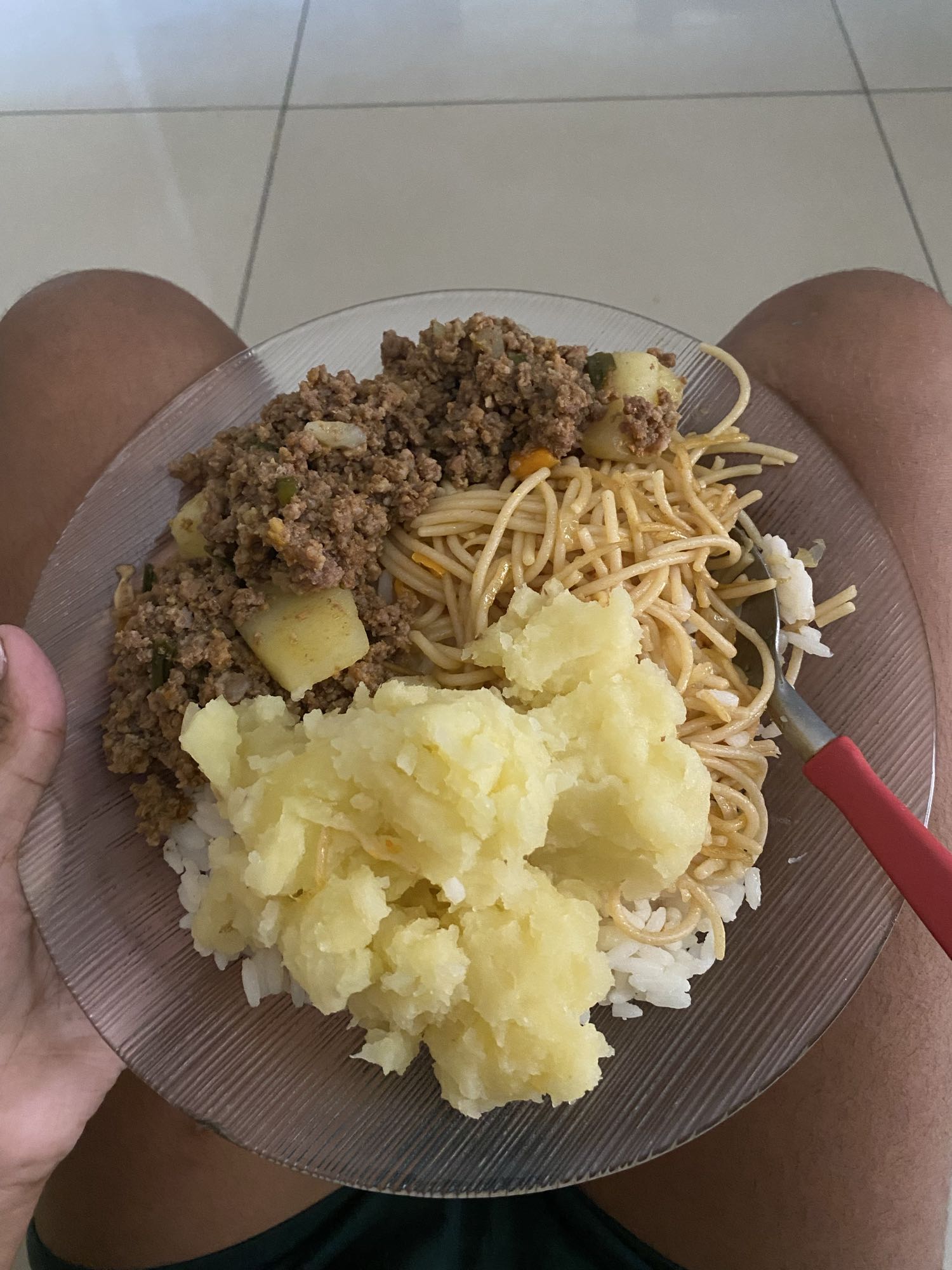 Prato com carne e massas