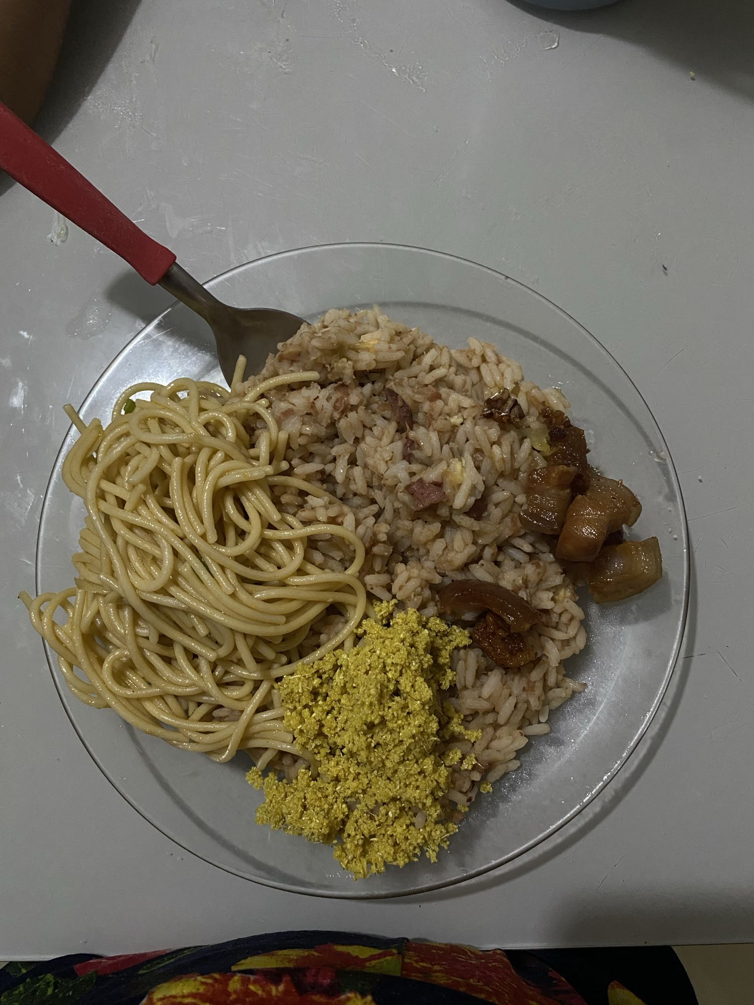Arroz, macarrão e farofa