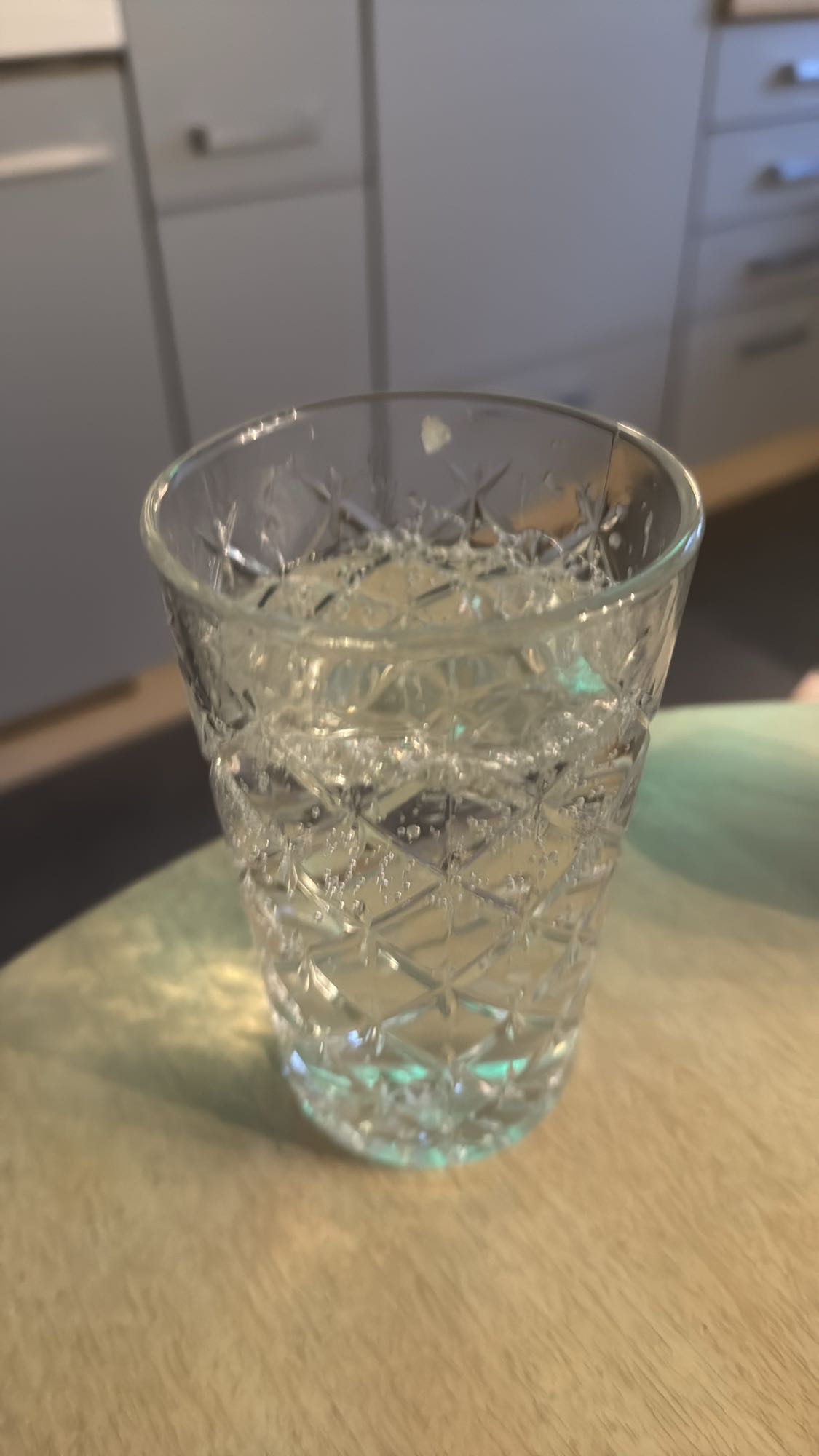 Glas Wasser mit einer ausgepressten Zitrone