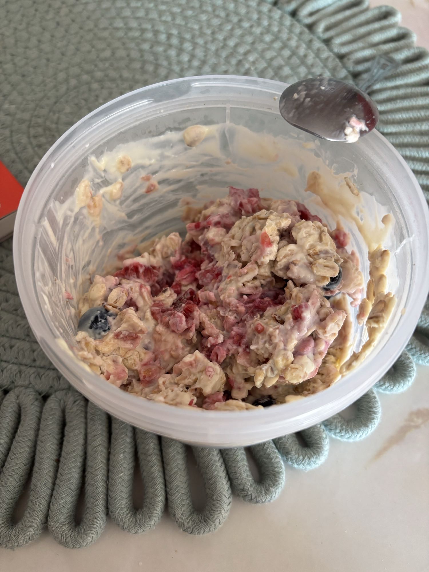 Iaurt cu ovăz și fructe