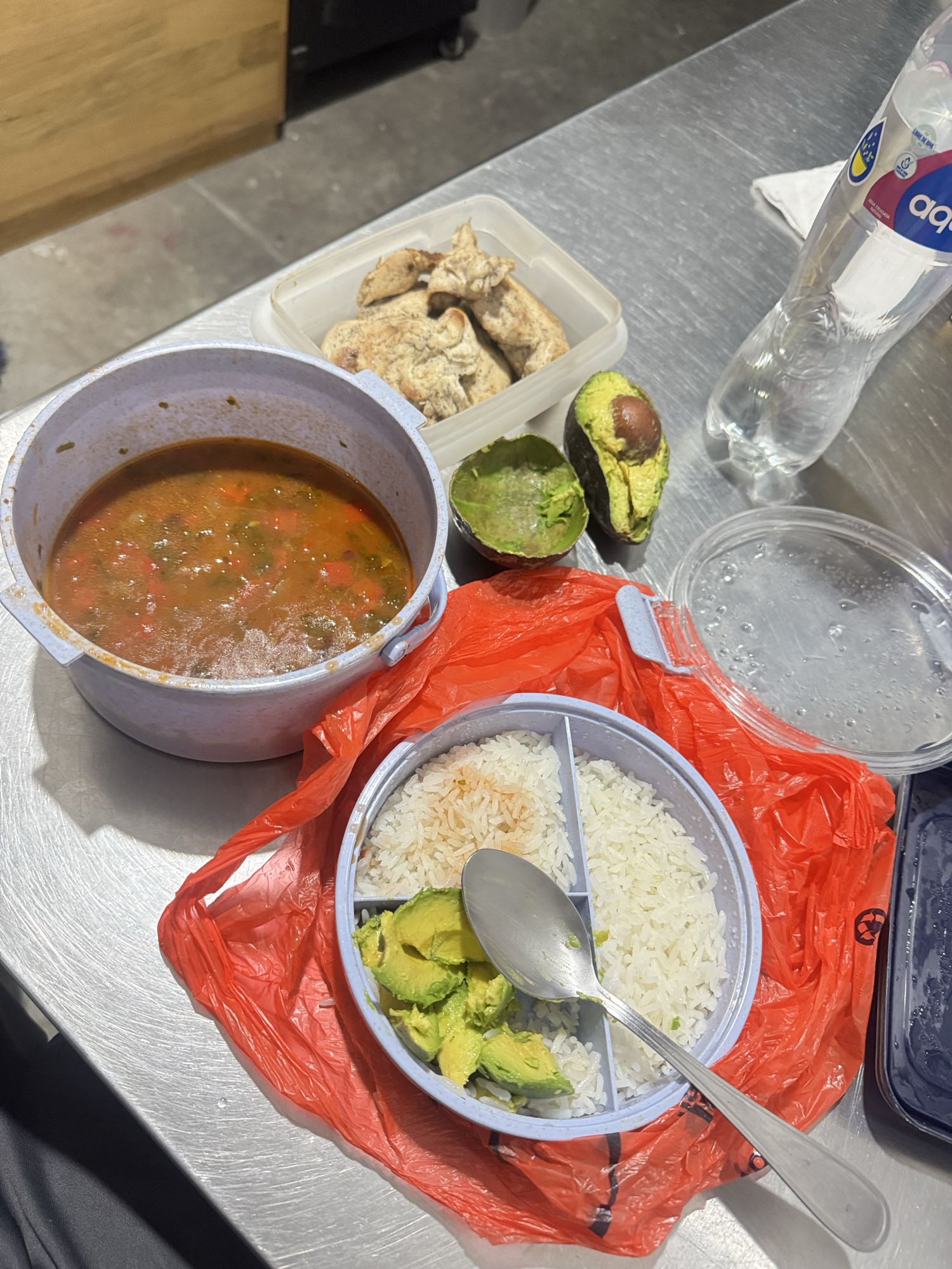 Pollo, arroz, sopa y aguacate