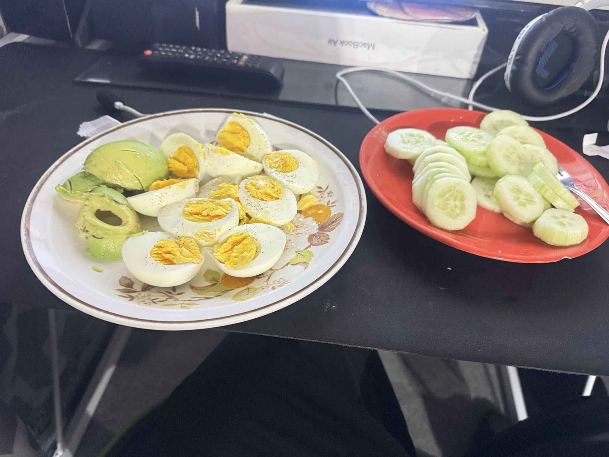 Huevos con aguacate y pepino