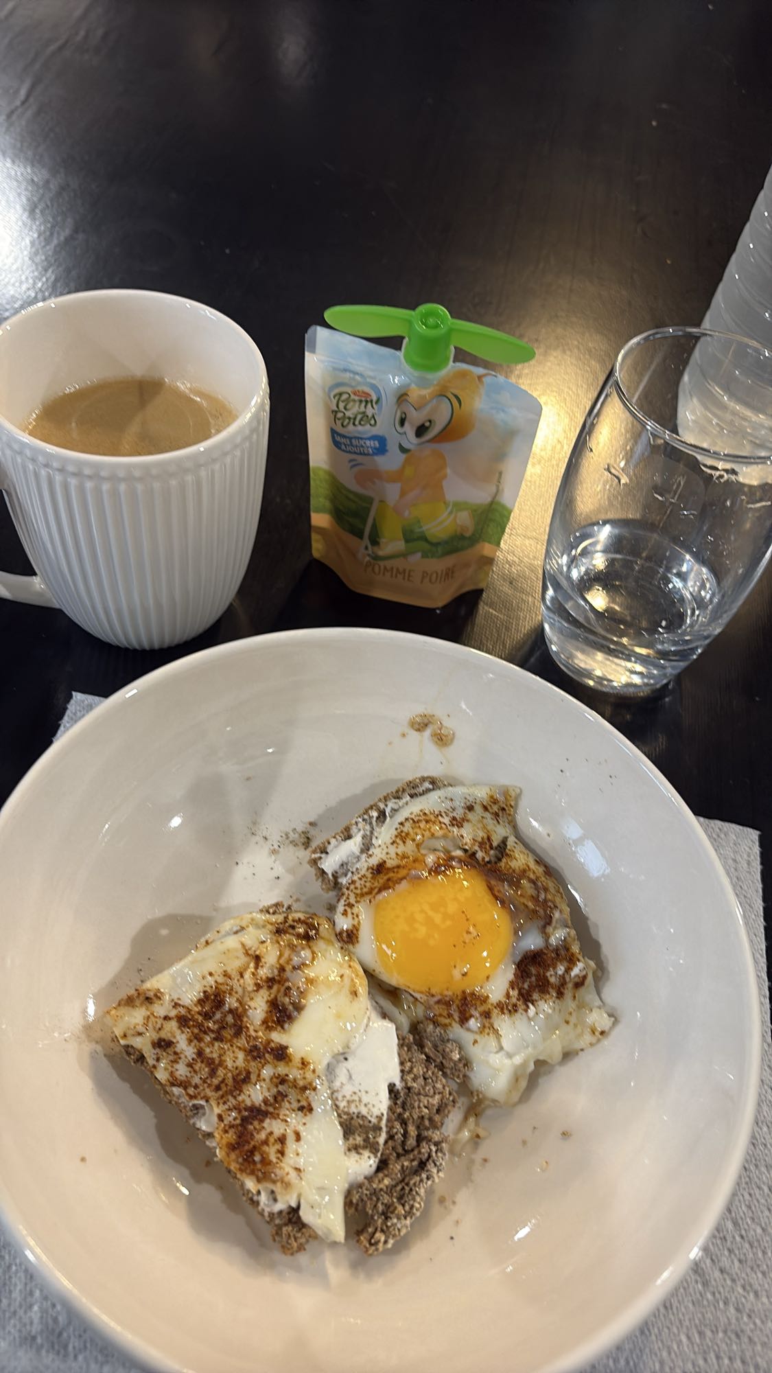 Petit-déjeuner œuf, pain et café noir