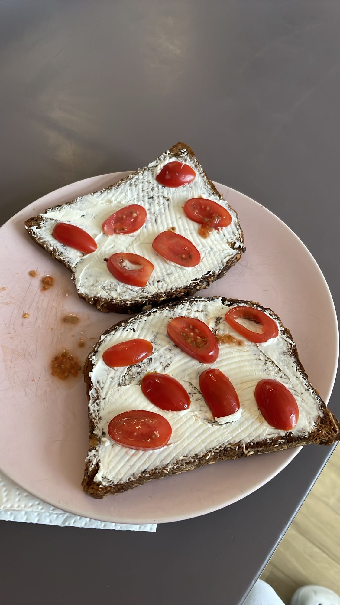 Brot mit Frischkäse & Tomaten