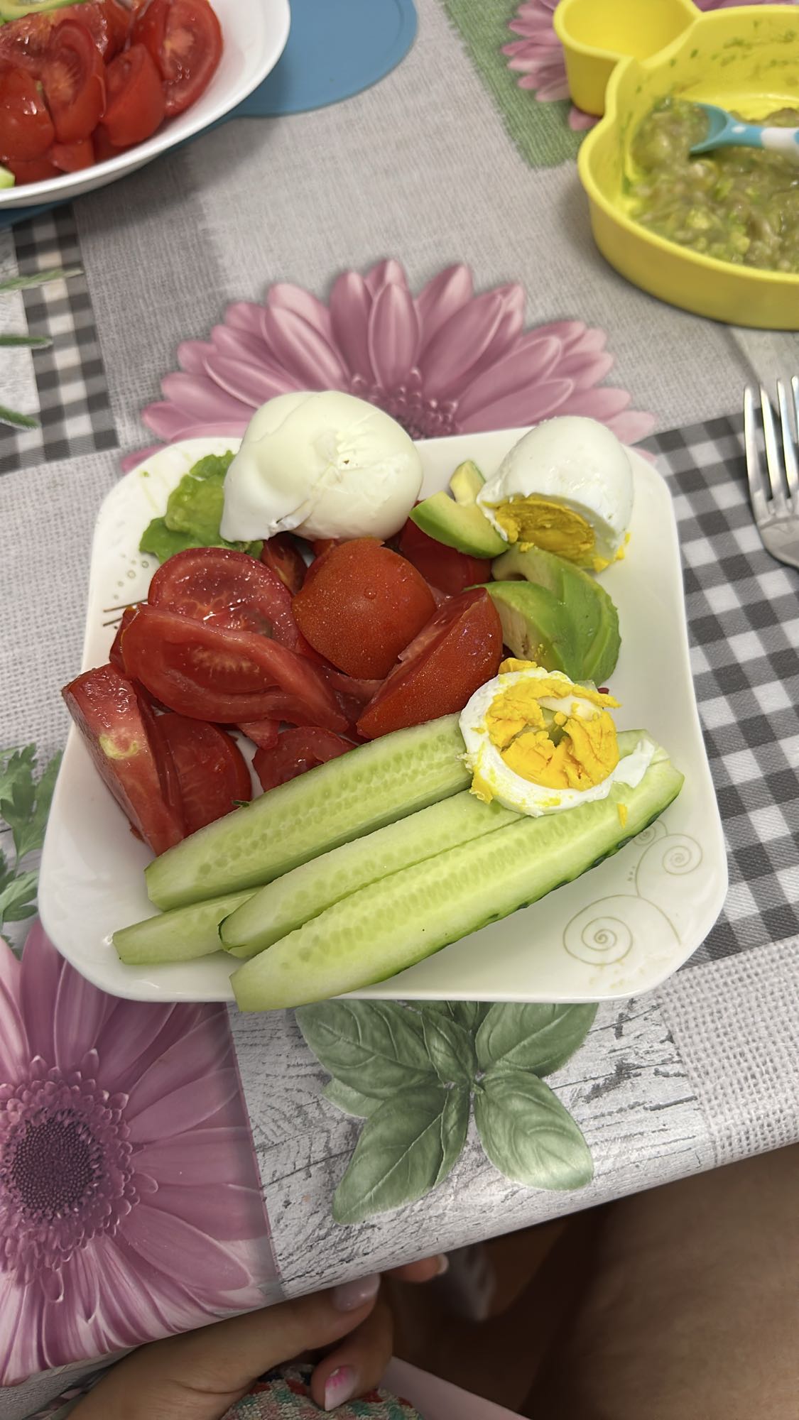 Salată cu ou și avocado