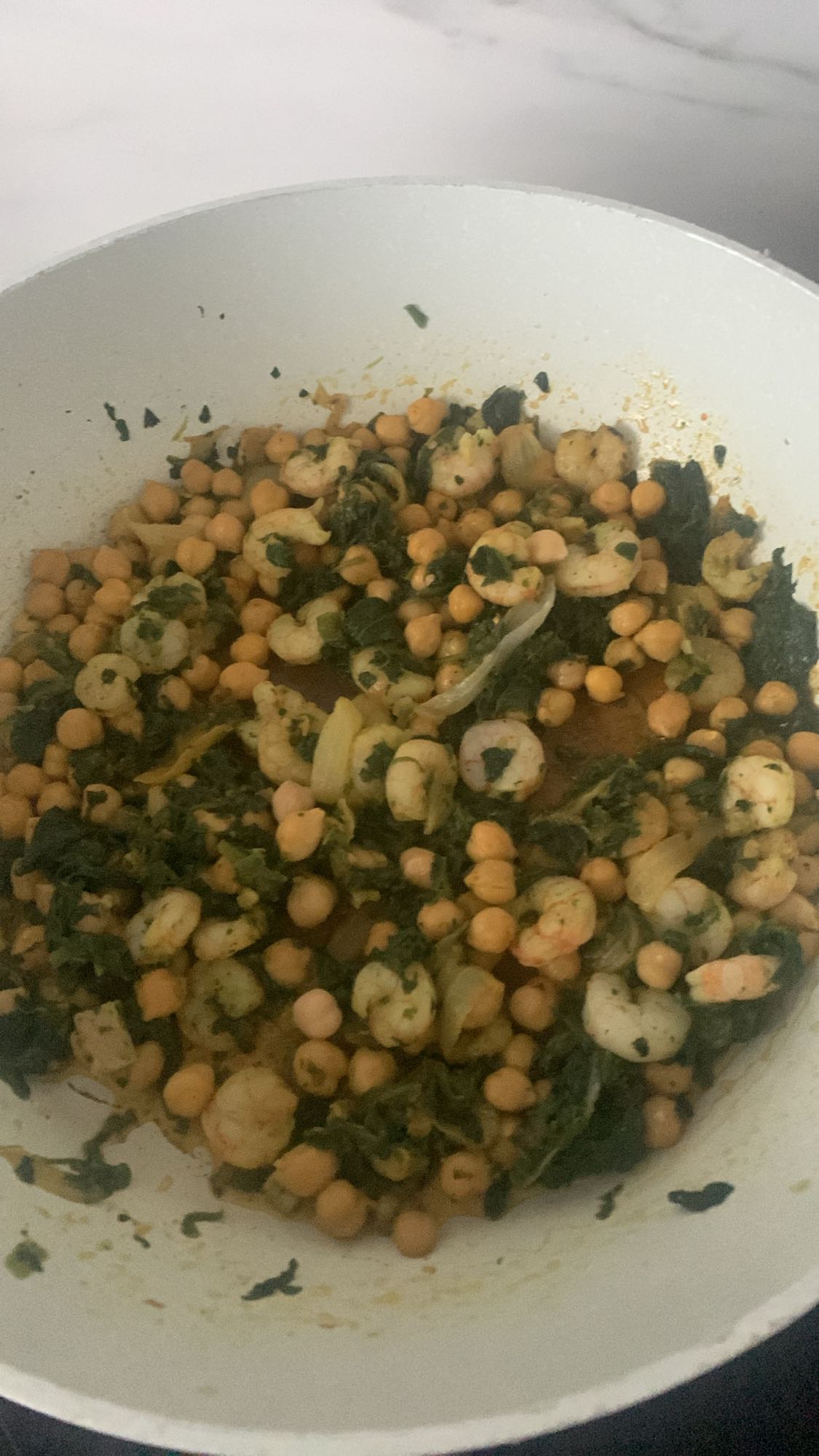 guiso de garbanzos y camarones