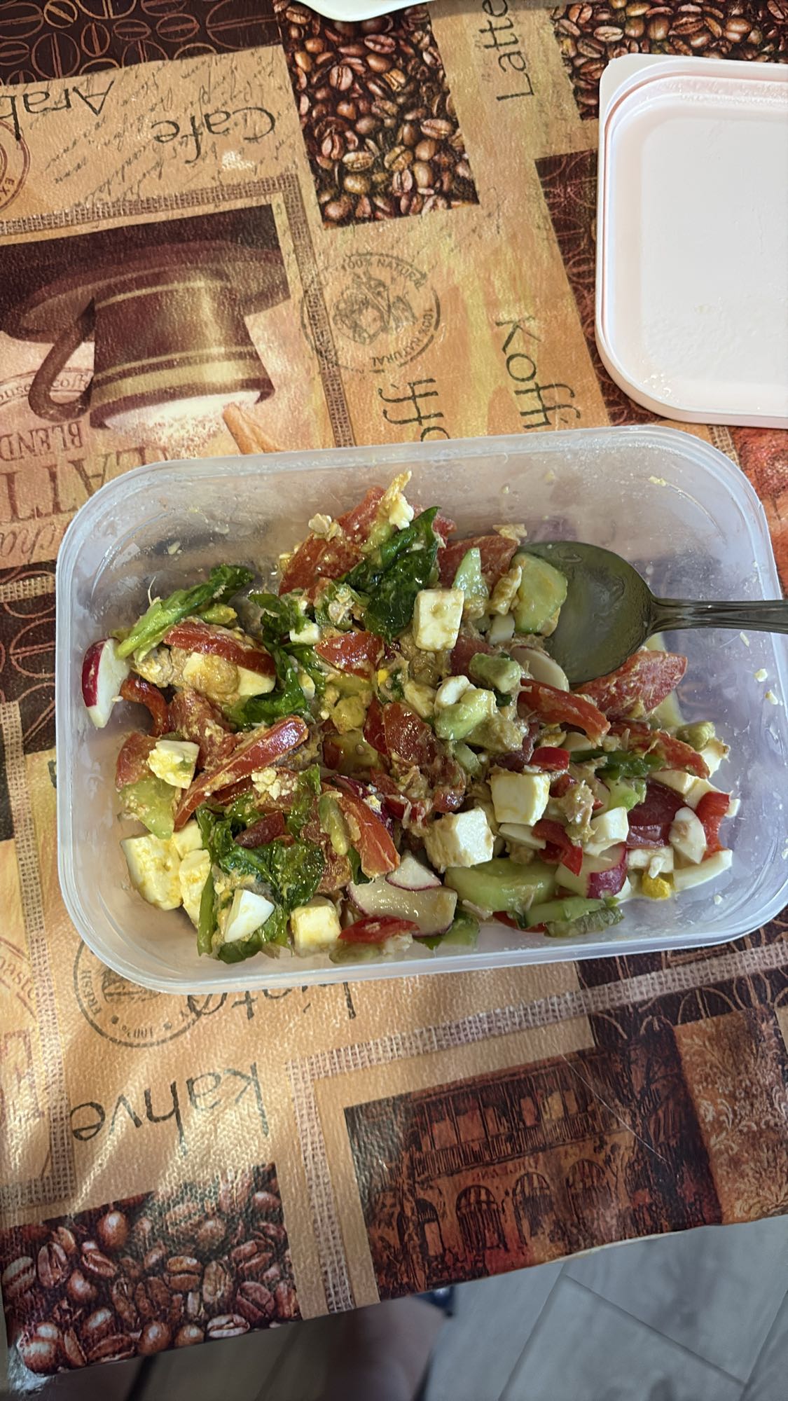 Salată cu brânză și legume