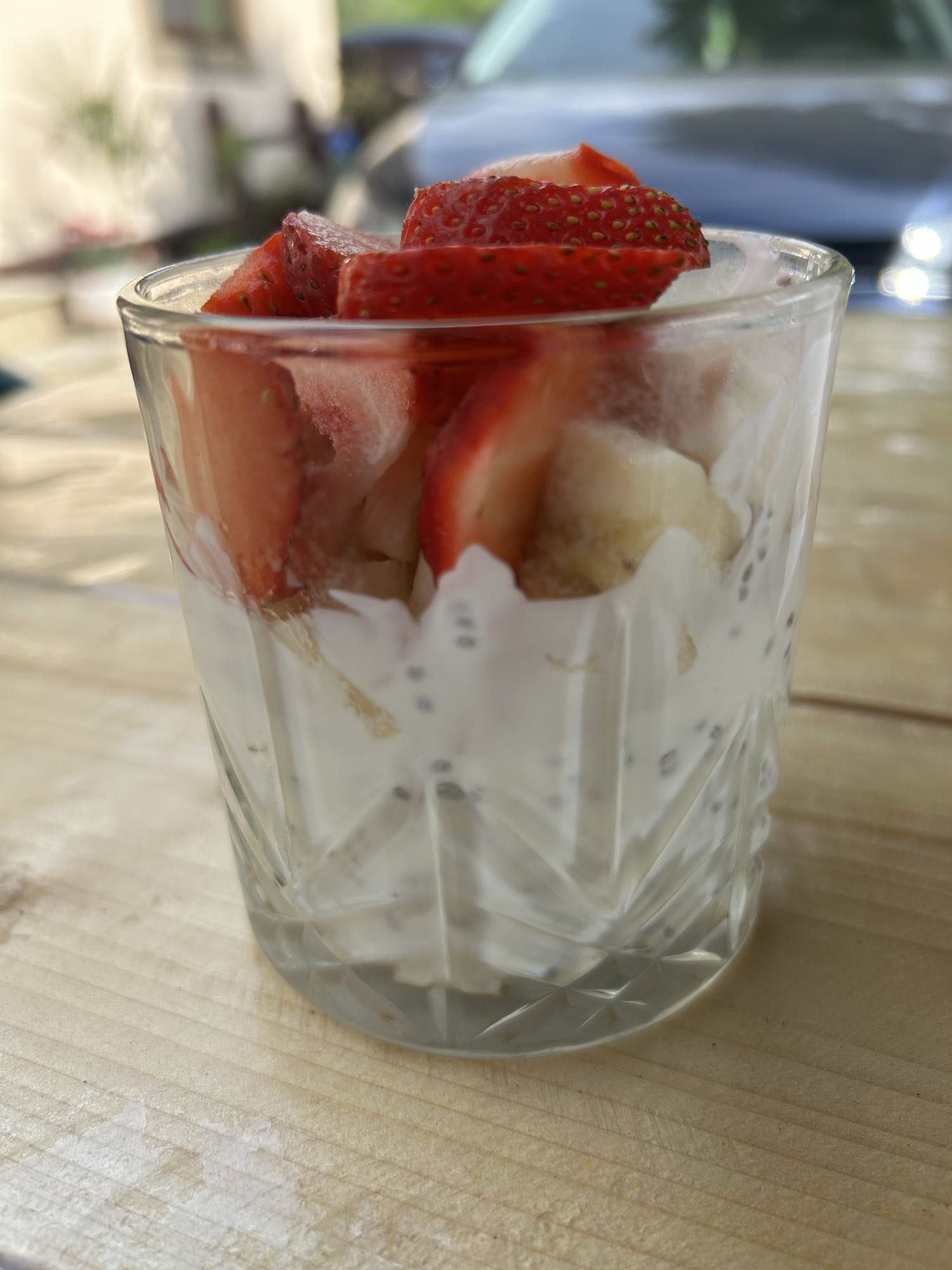 Parfait cu iaurt, banane și căpșuni