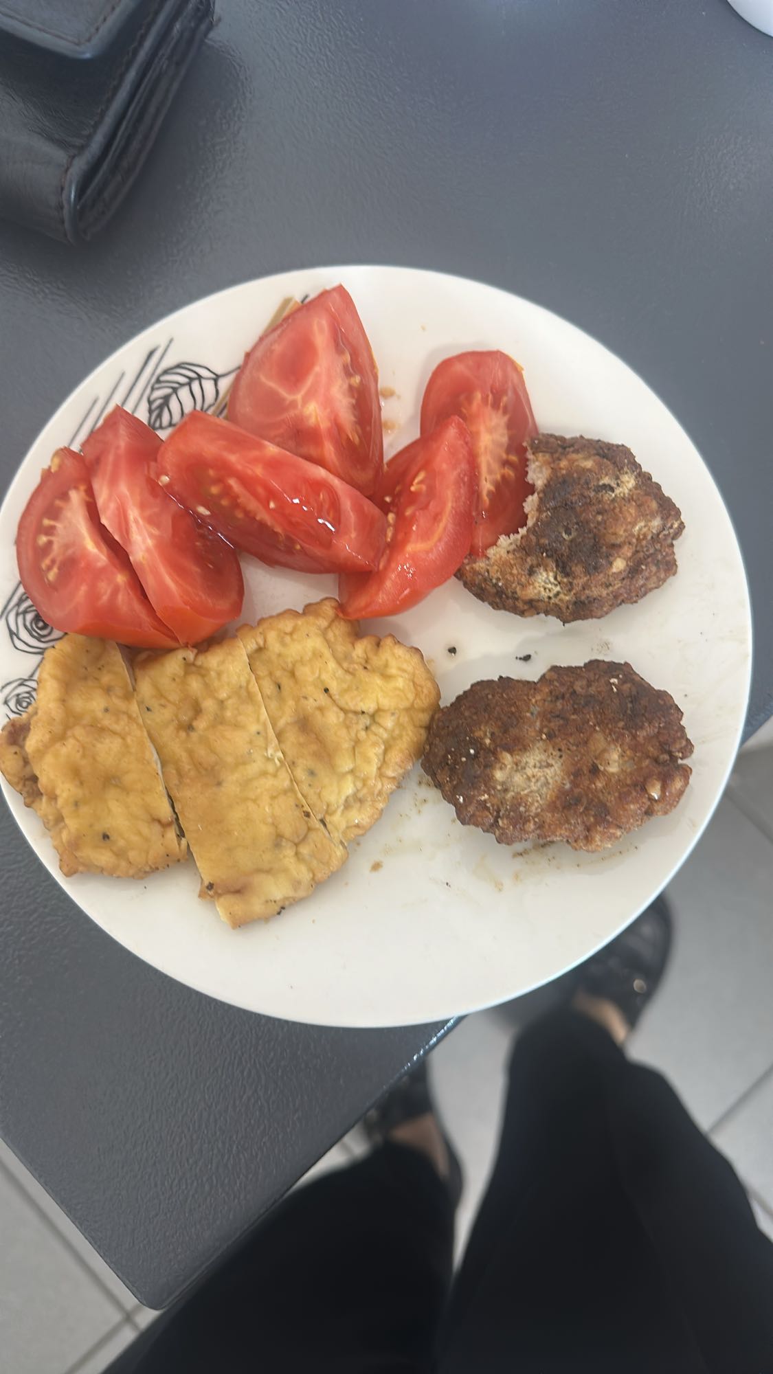 Șnițel de pui, chiftele, roșii