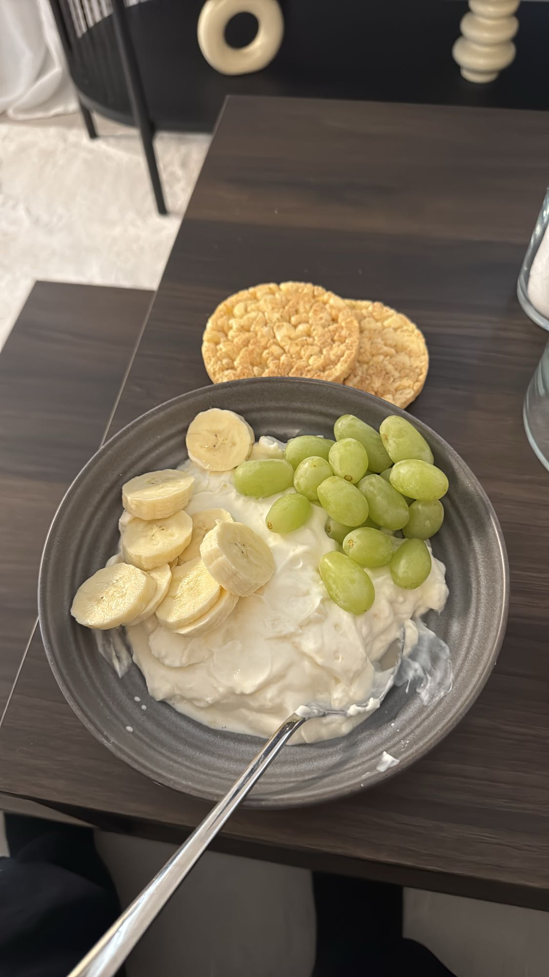 Yoghurt med frukt & riskakor