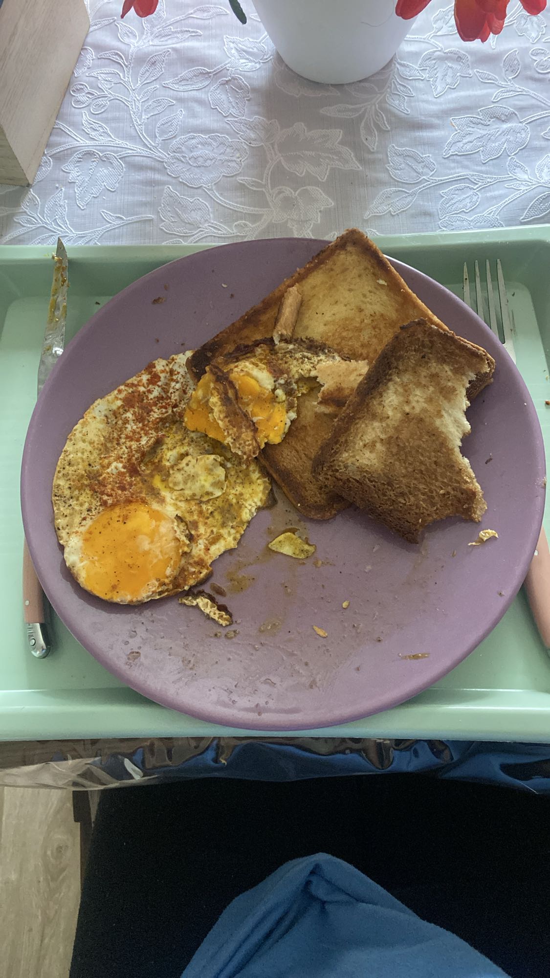 Oeufs et pain grillé