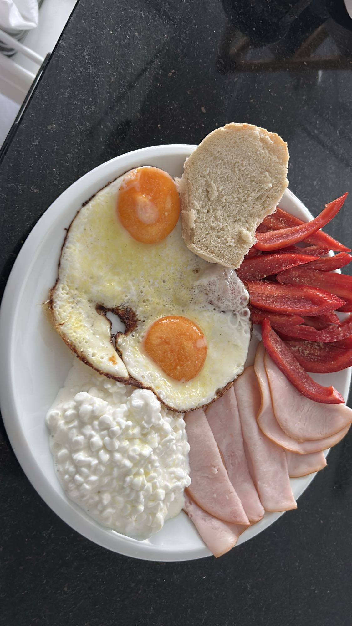 Ontbijtbord met ei en kaas