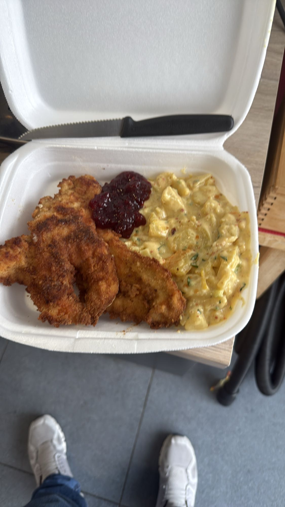 Şnitzel ve patates yemeği