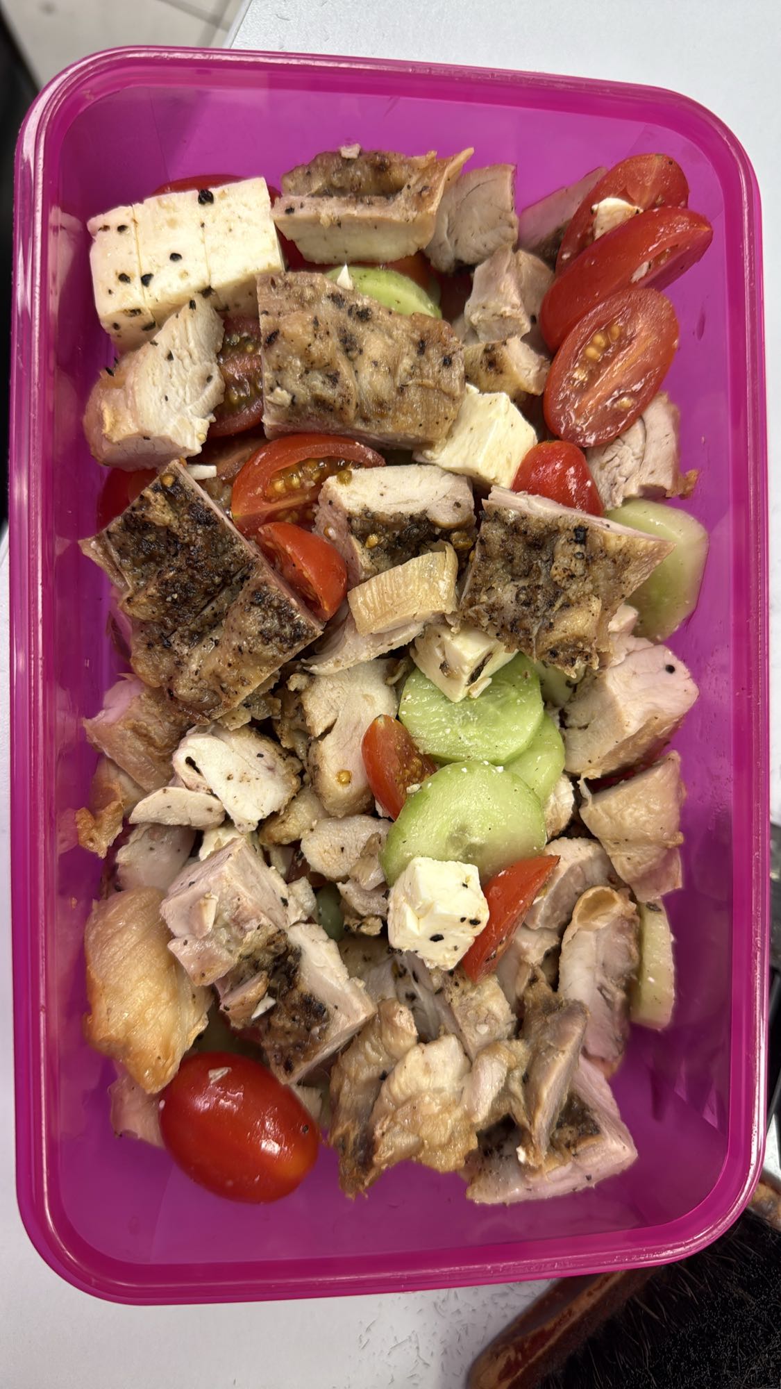 Salată cu pui și legume