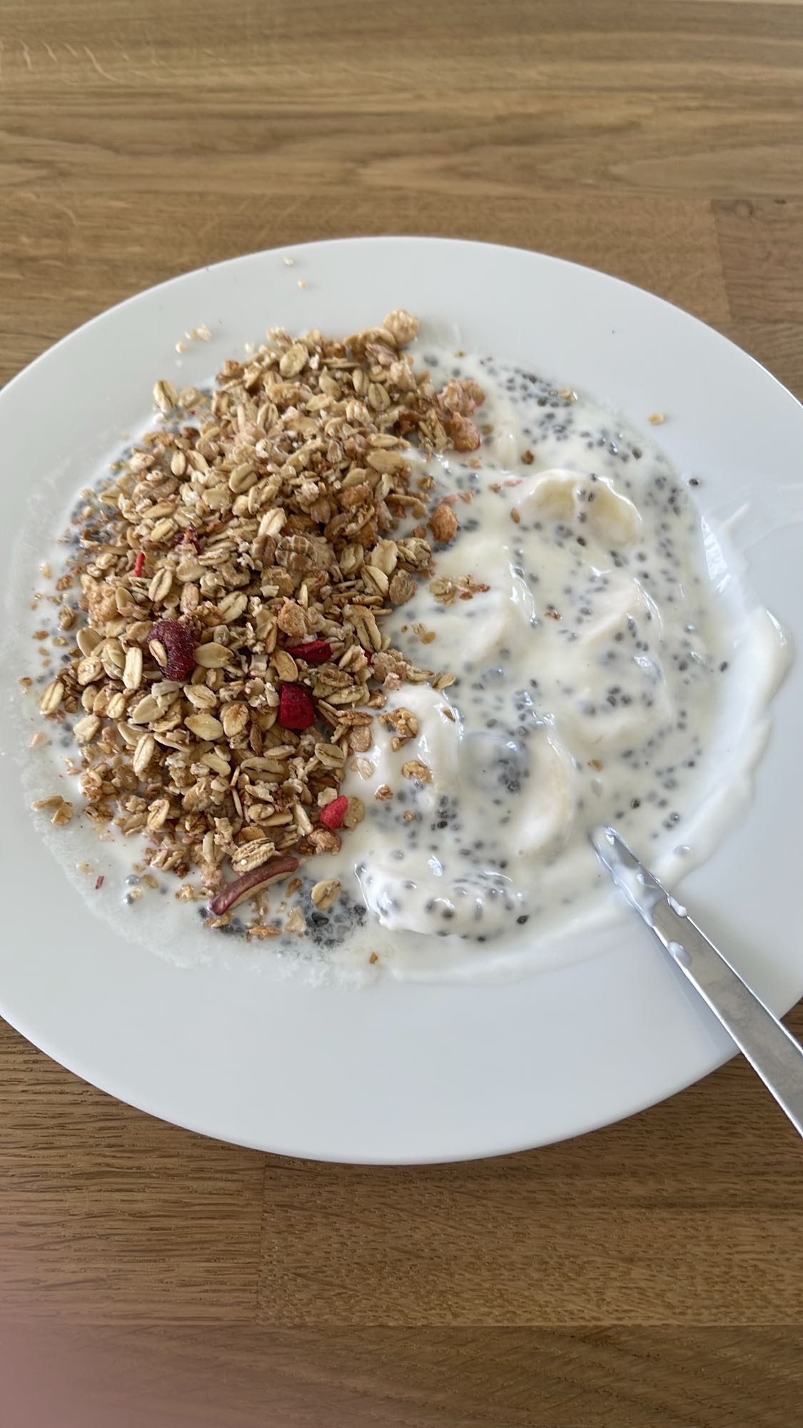 زبادي مع جرانولا وبذور