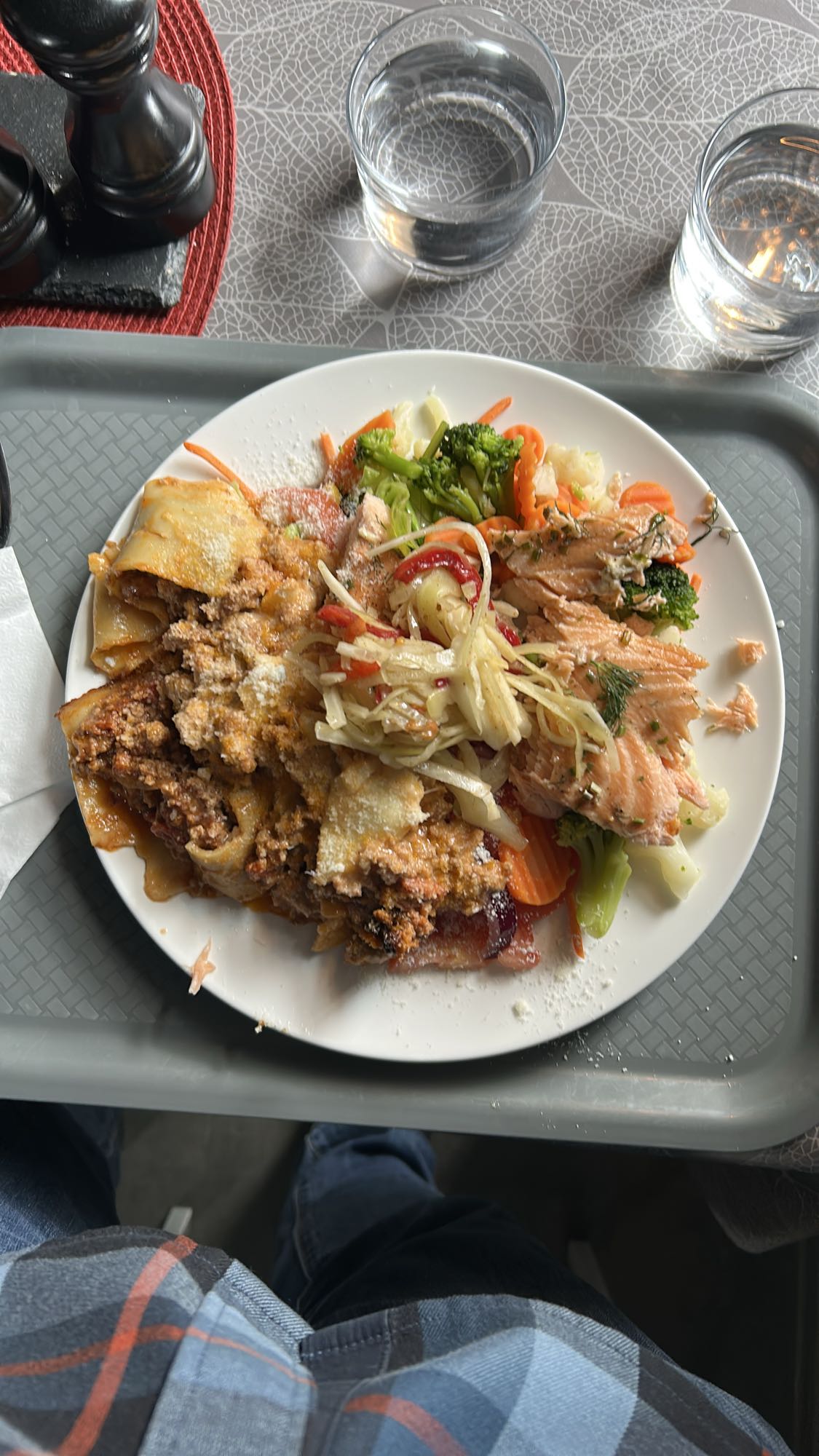 Lax med lasagne och grönsaker