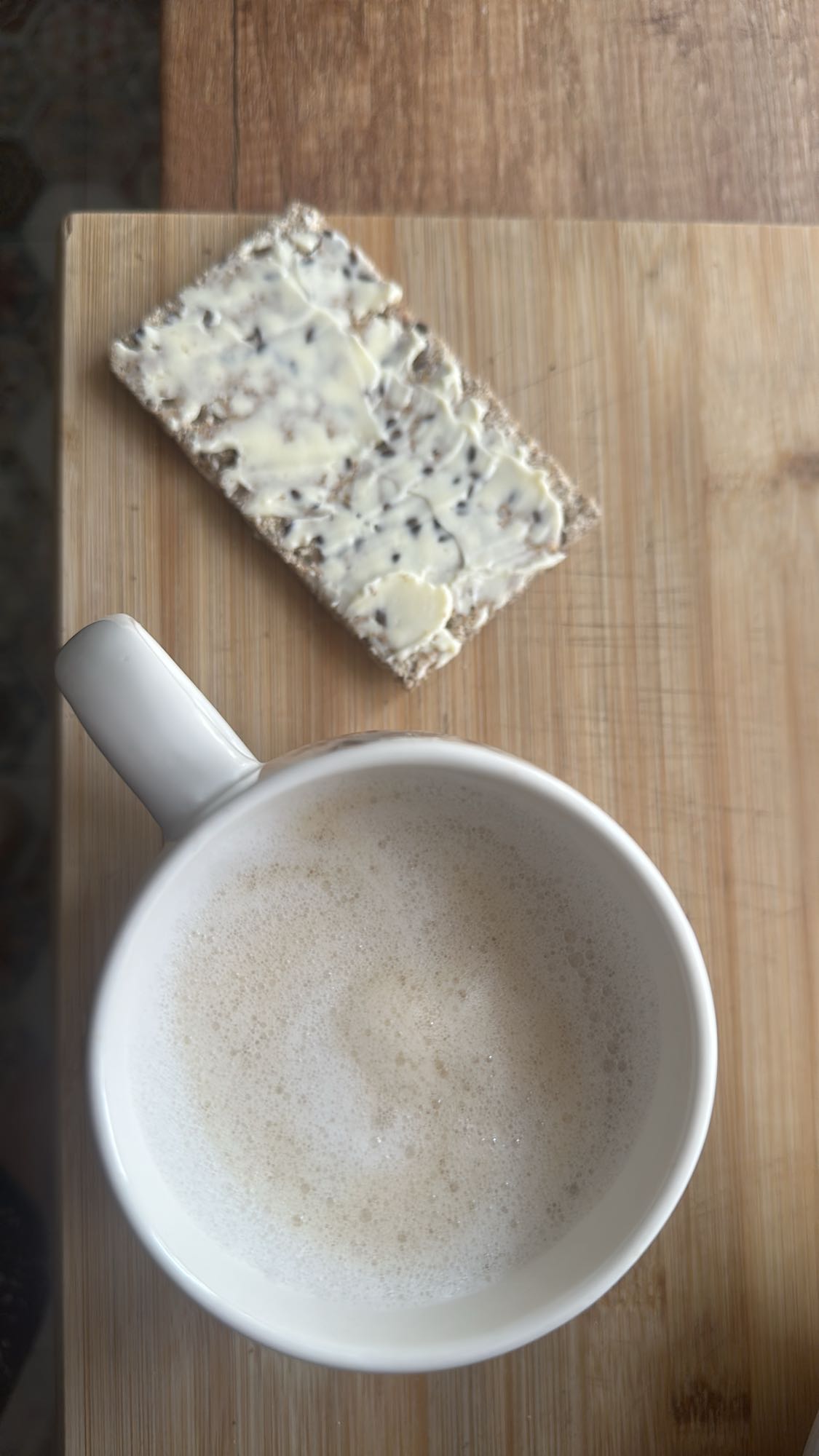 kawa z mlekiem i chrupkie pieczywo