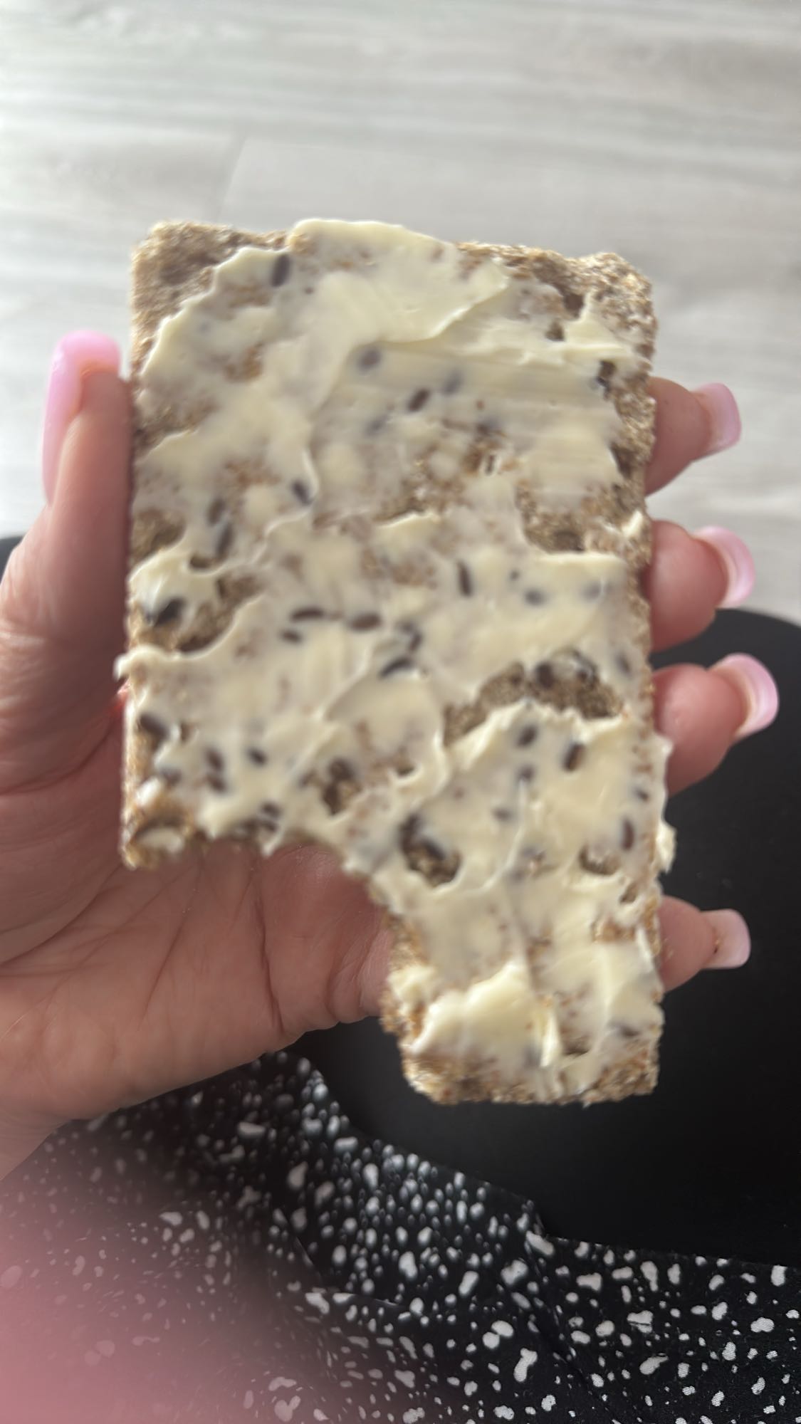 Chrupkie pieczywo z masłem