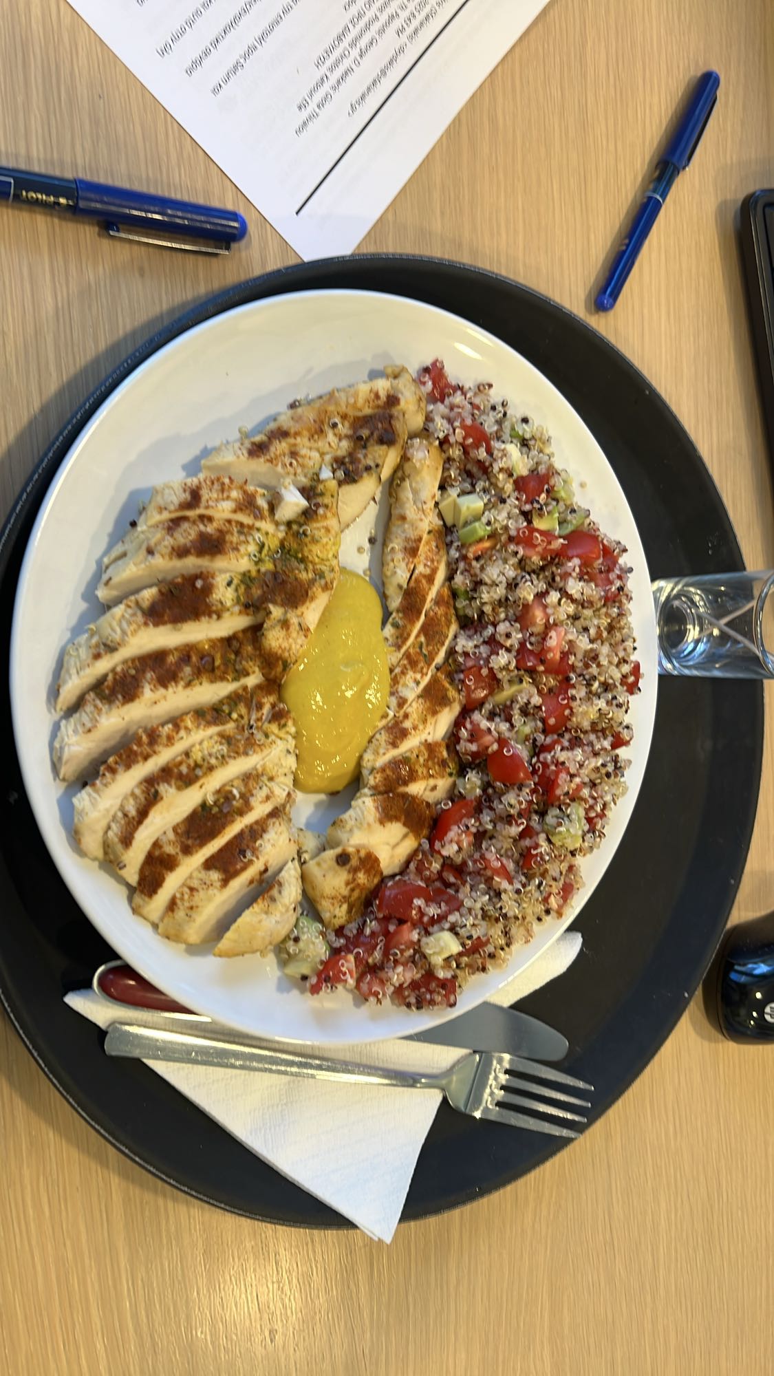 Κοτόπουλο με κινόα σαλάτα