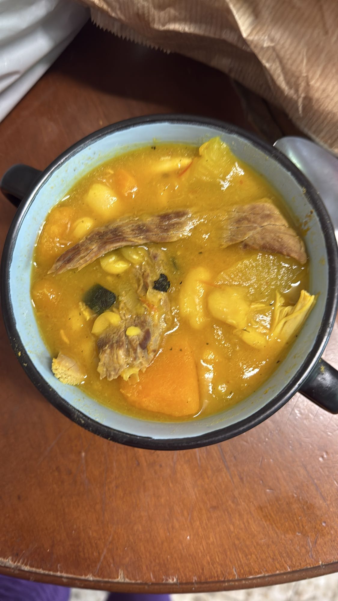 sopa de pollo con calabaza, judías blancas y calabacín