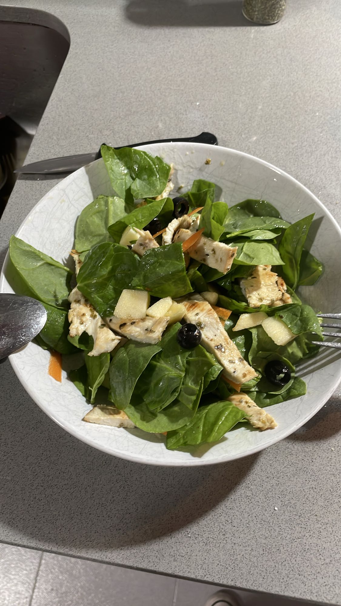 Ensalada de pollo y espinaca