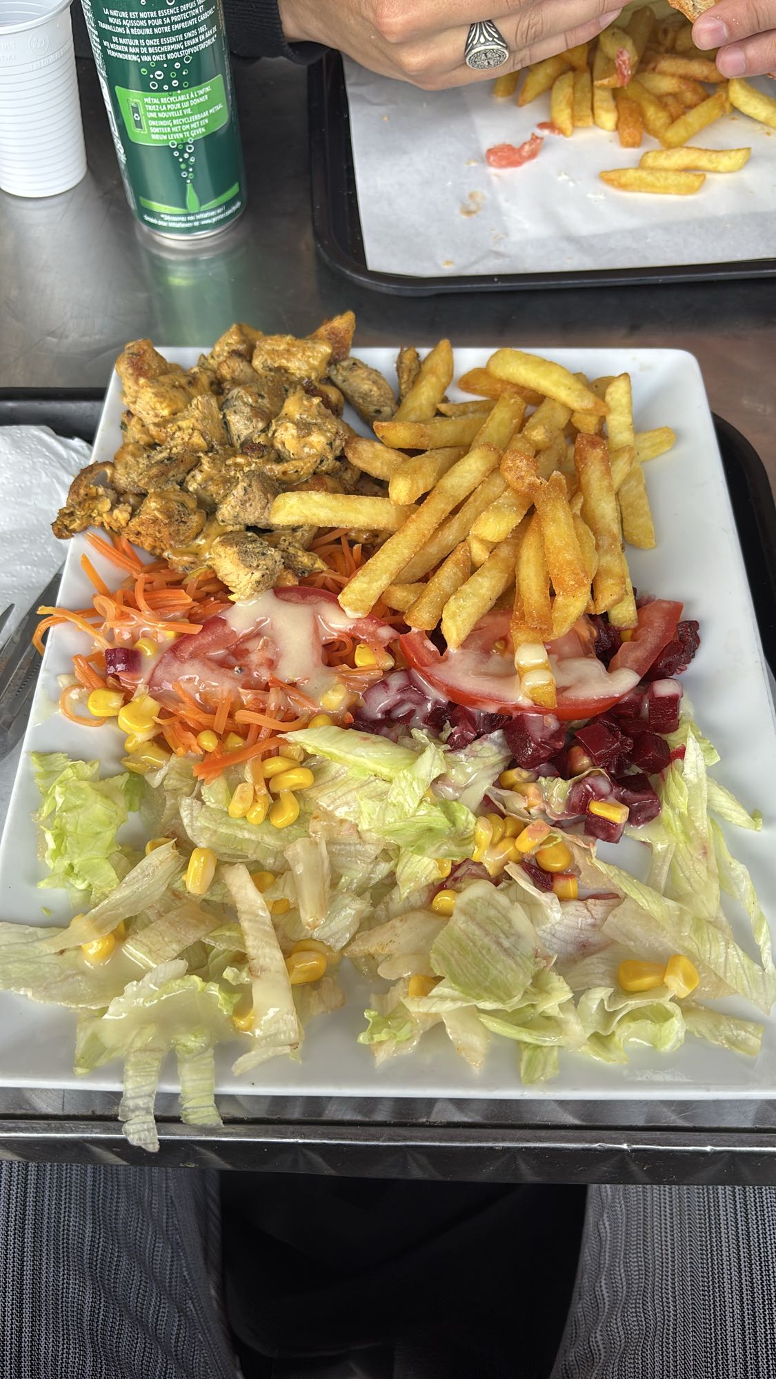 Assiette poulet frites salade