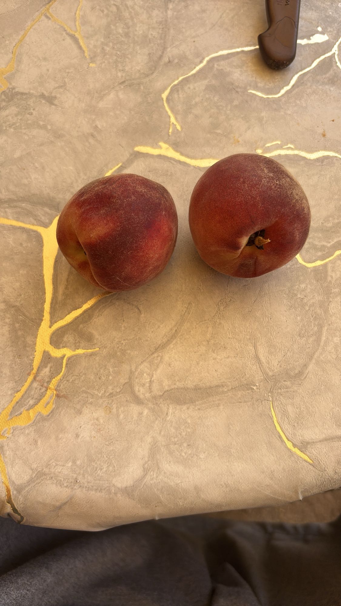 Deux pêches fraîches