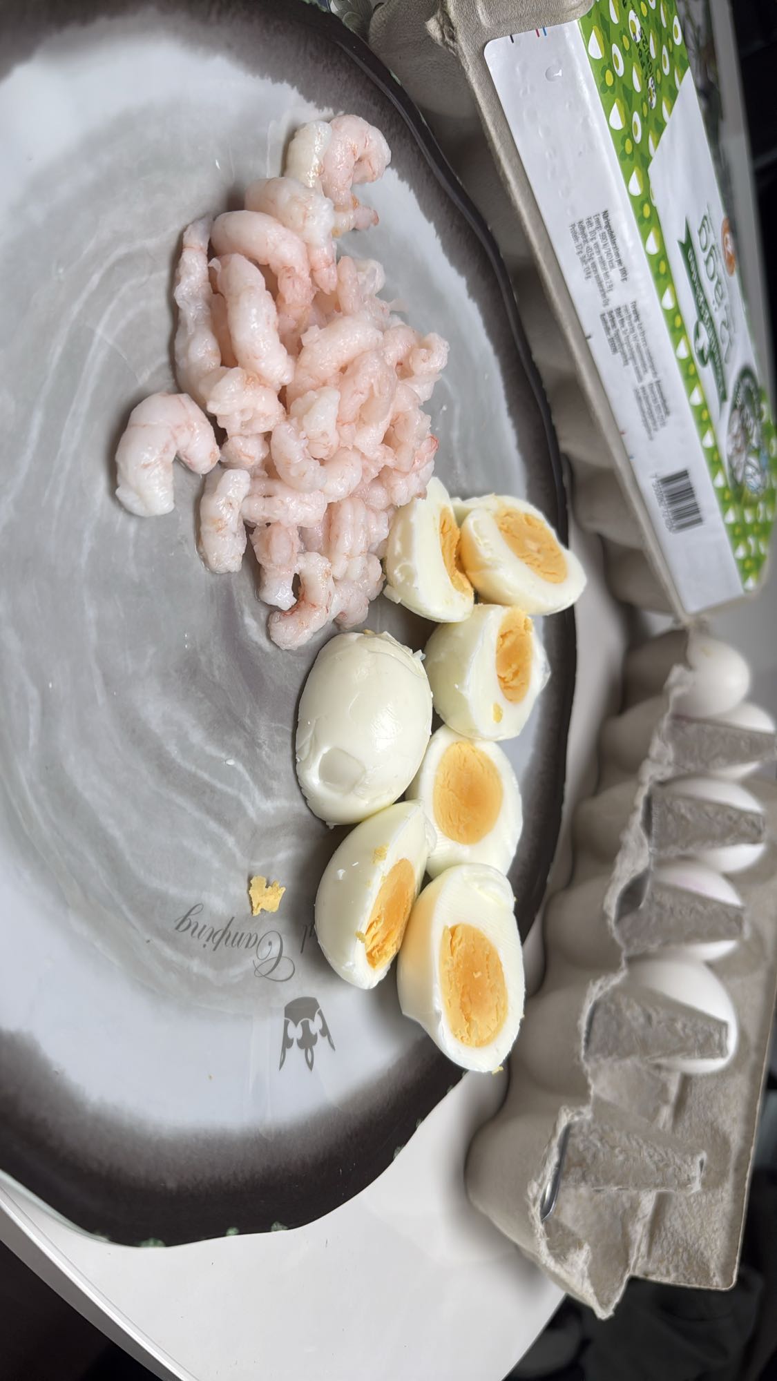 Ägg och räkor tallrik