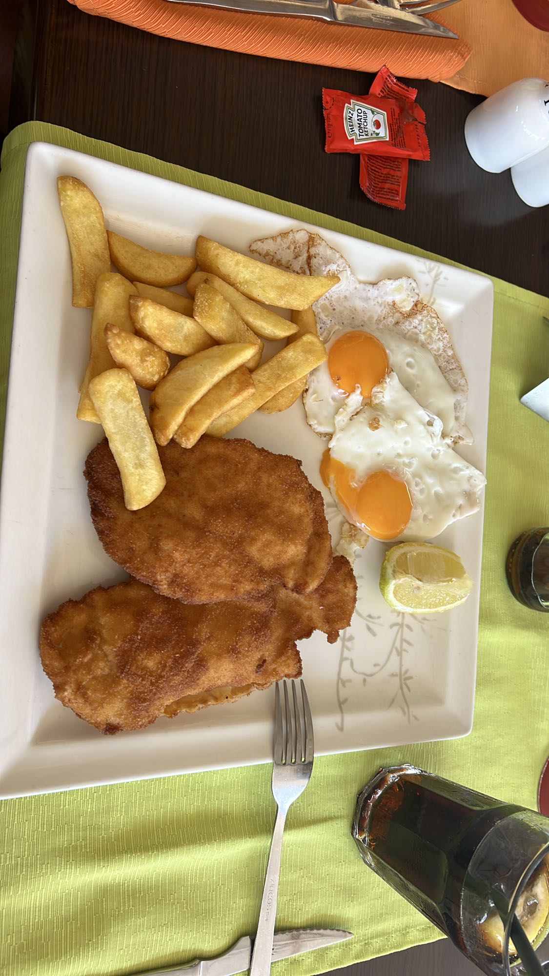 Milanesa con papas y huevos